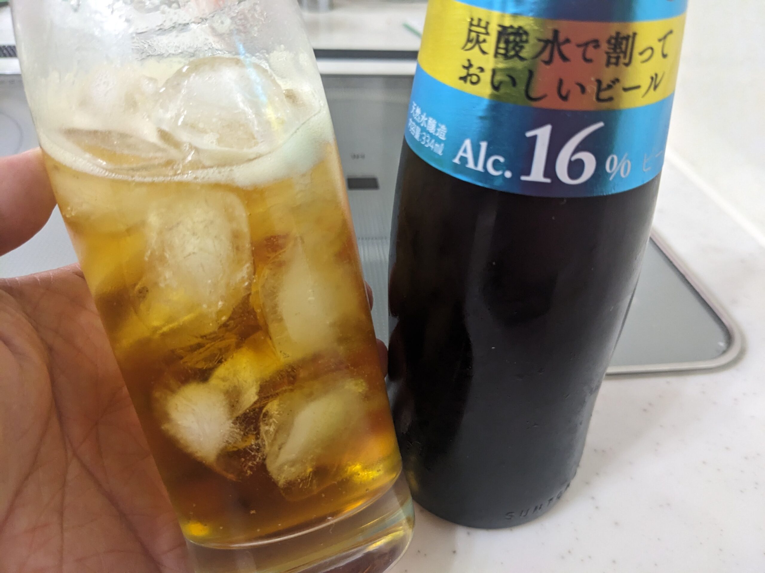 「ビアボール炭酸水割り」が入ったグラスを傾けているところ