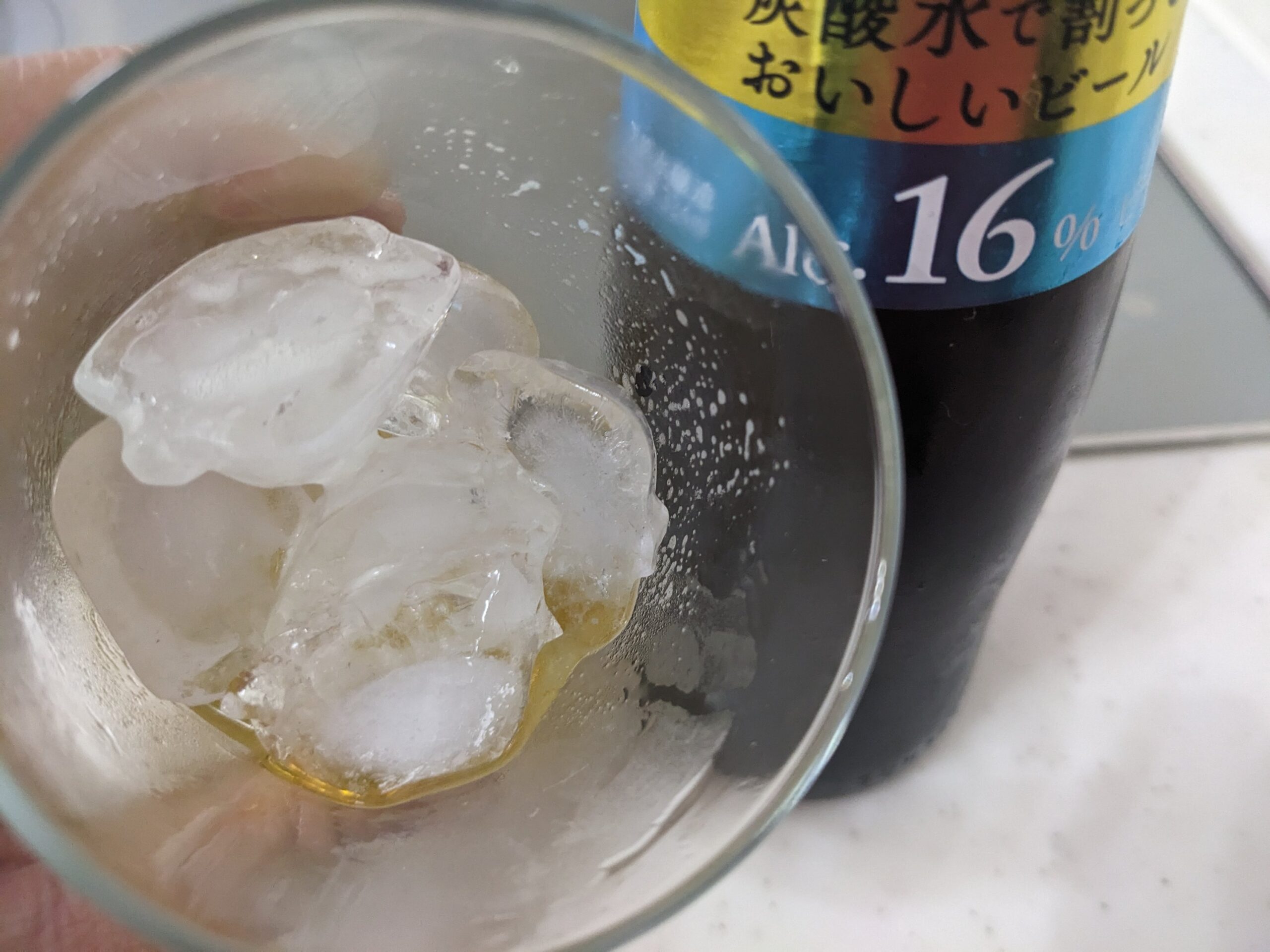グラスに入った残り3割程の「ビアボール炭酸水割り」