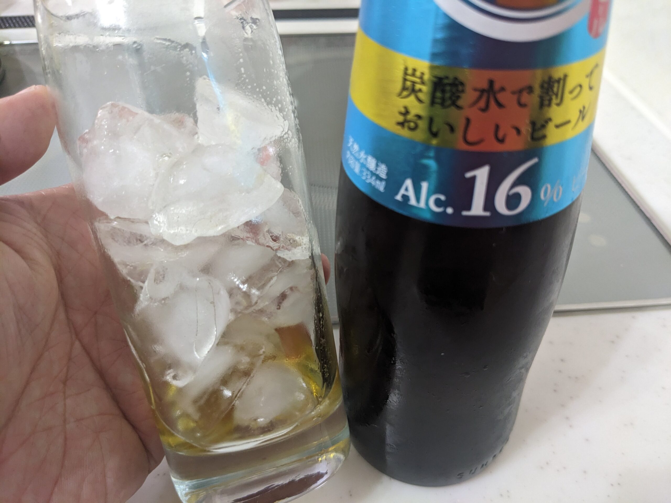グラスに入った残りわずかの「ビアボール炭酸水割り」