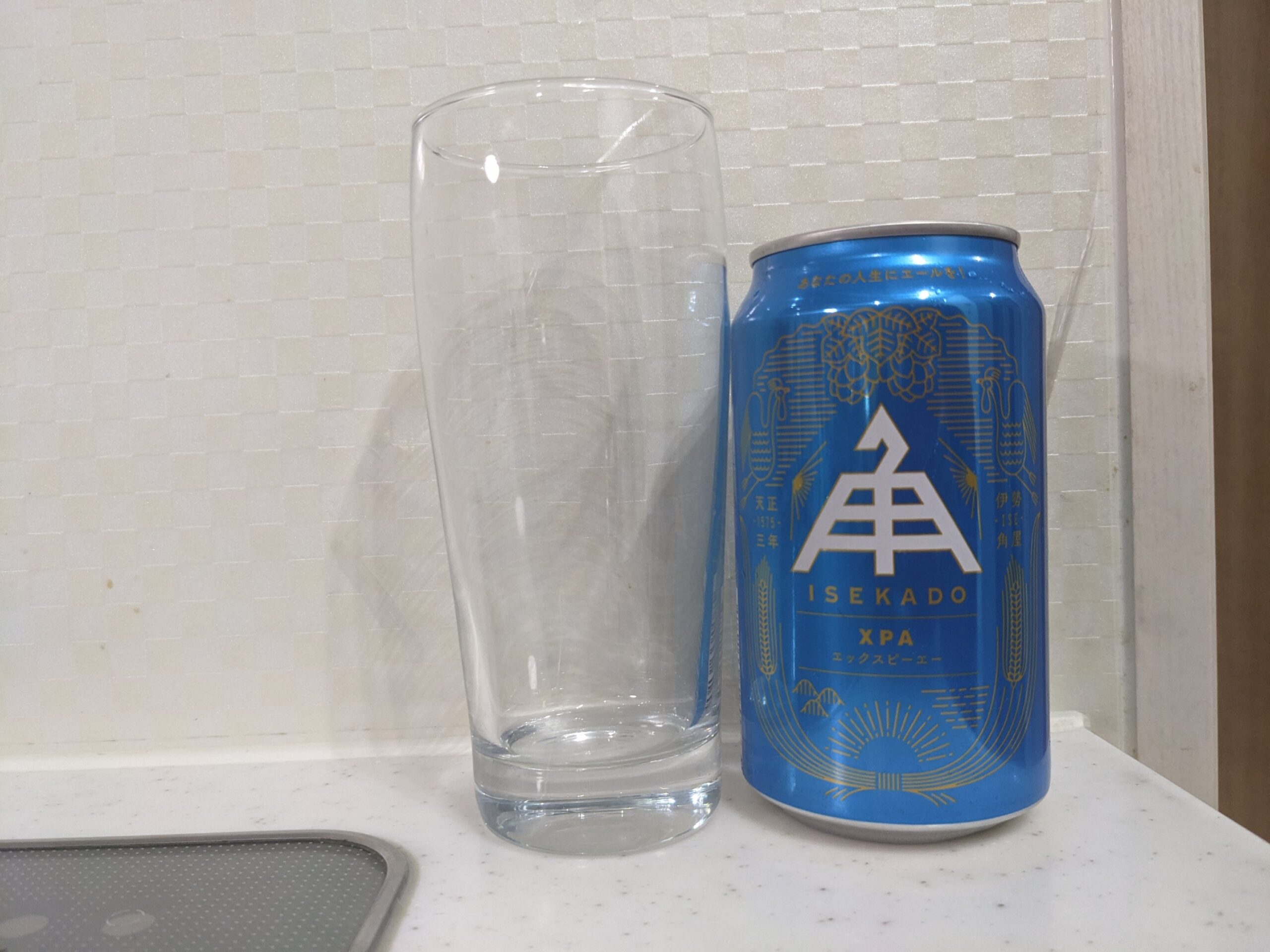 グラスと缶の「伊勢角屋麦酒XPA(エックスピーエー)」