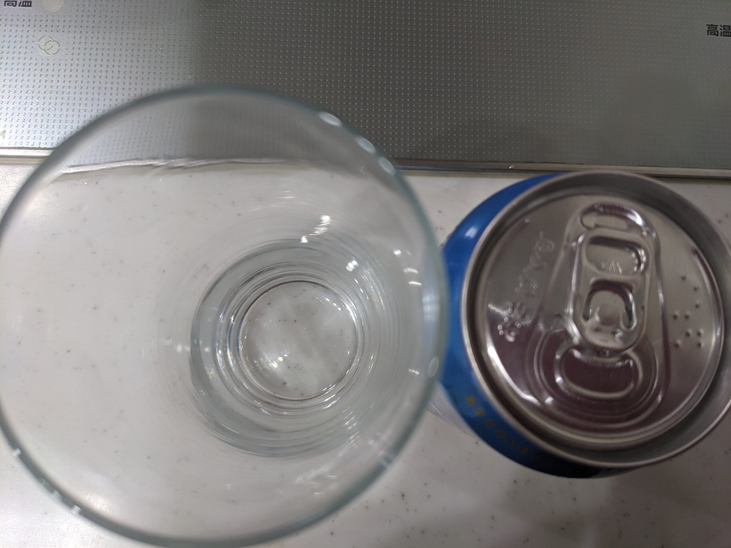 上から見たグラスと缶の「伊勢角屋麦酒XPA(エックスピーエー)」