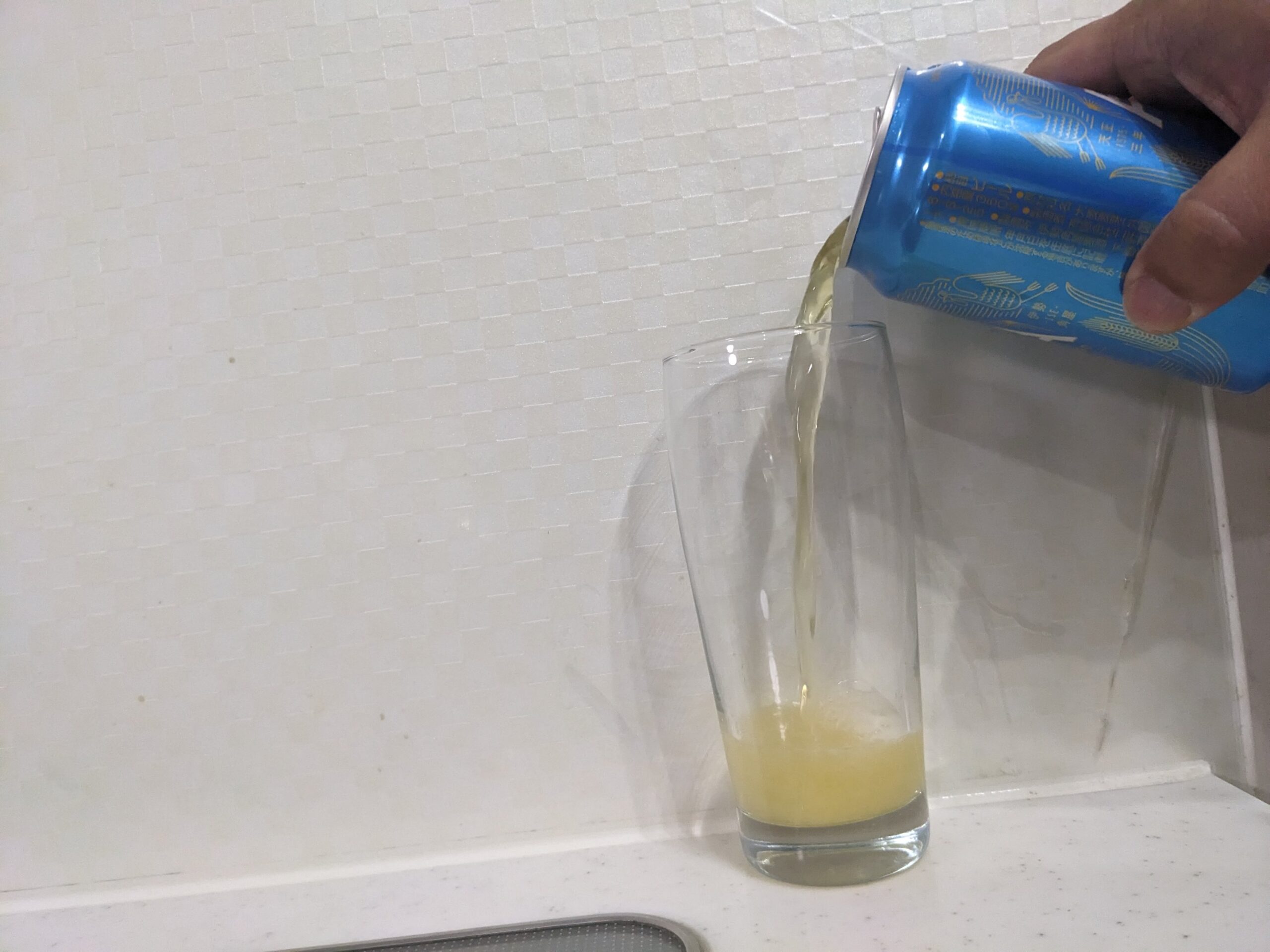 グラスに「伊勢角屋麦酒XPA(エックスピーエー)」を注いだところ