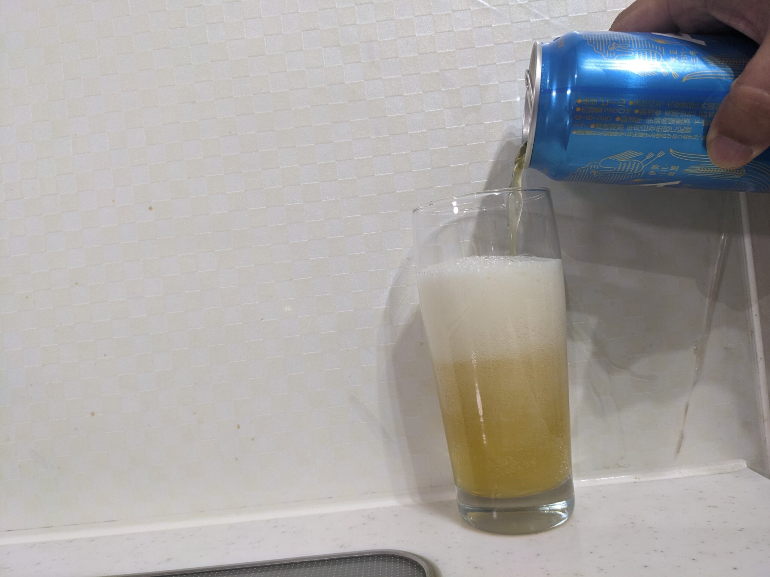 グラス7割程まで「伊勢角屋麦酒XPA(エックスピーエー)」を注いだところ