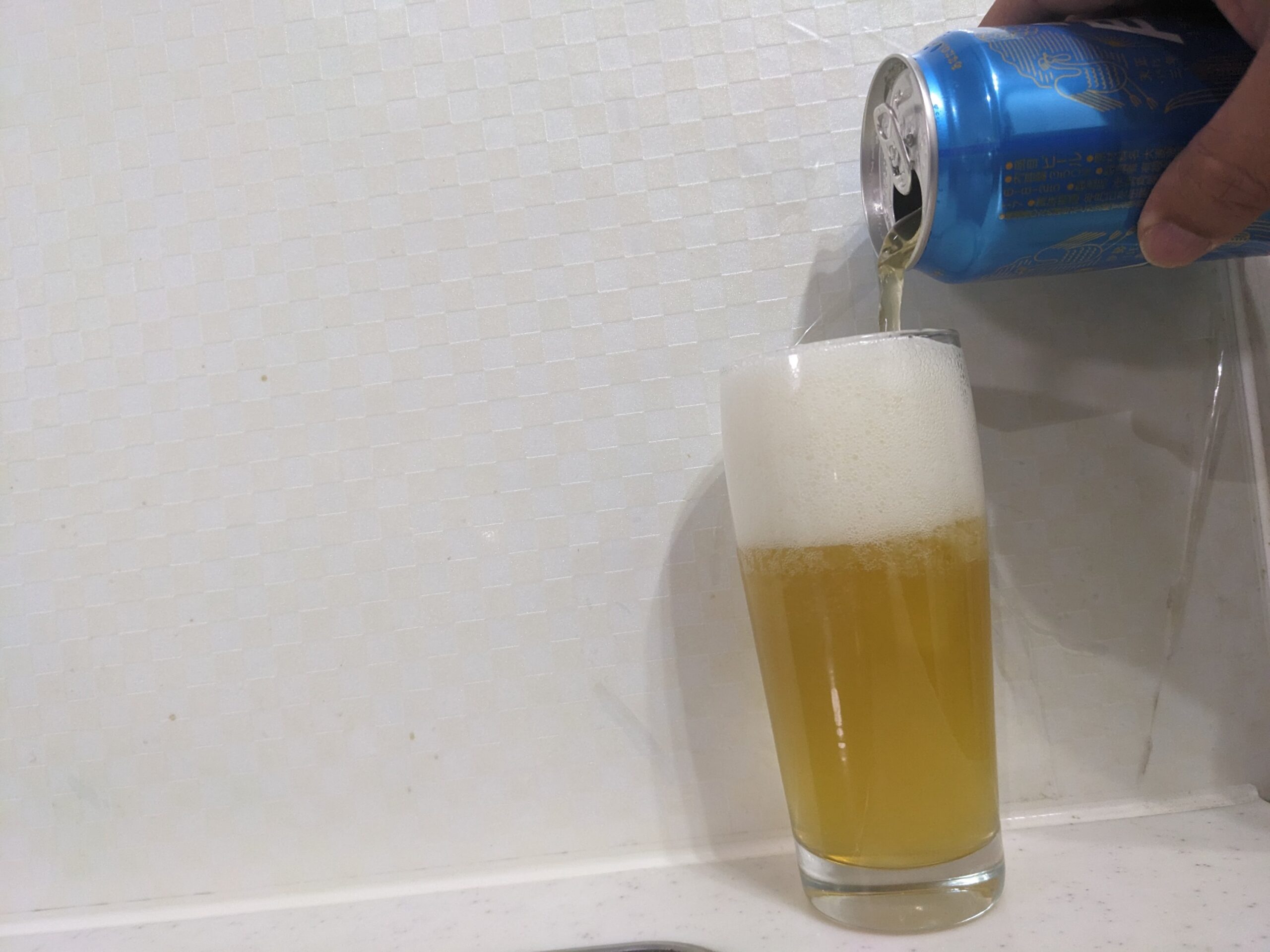 グラスいっぱいまで「伊勢角屋麦酒XPA(エックスピーエー)」を注いだところ