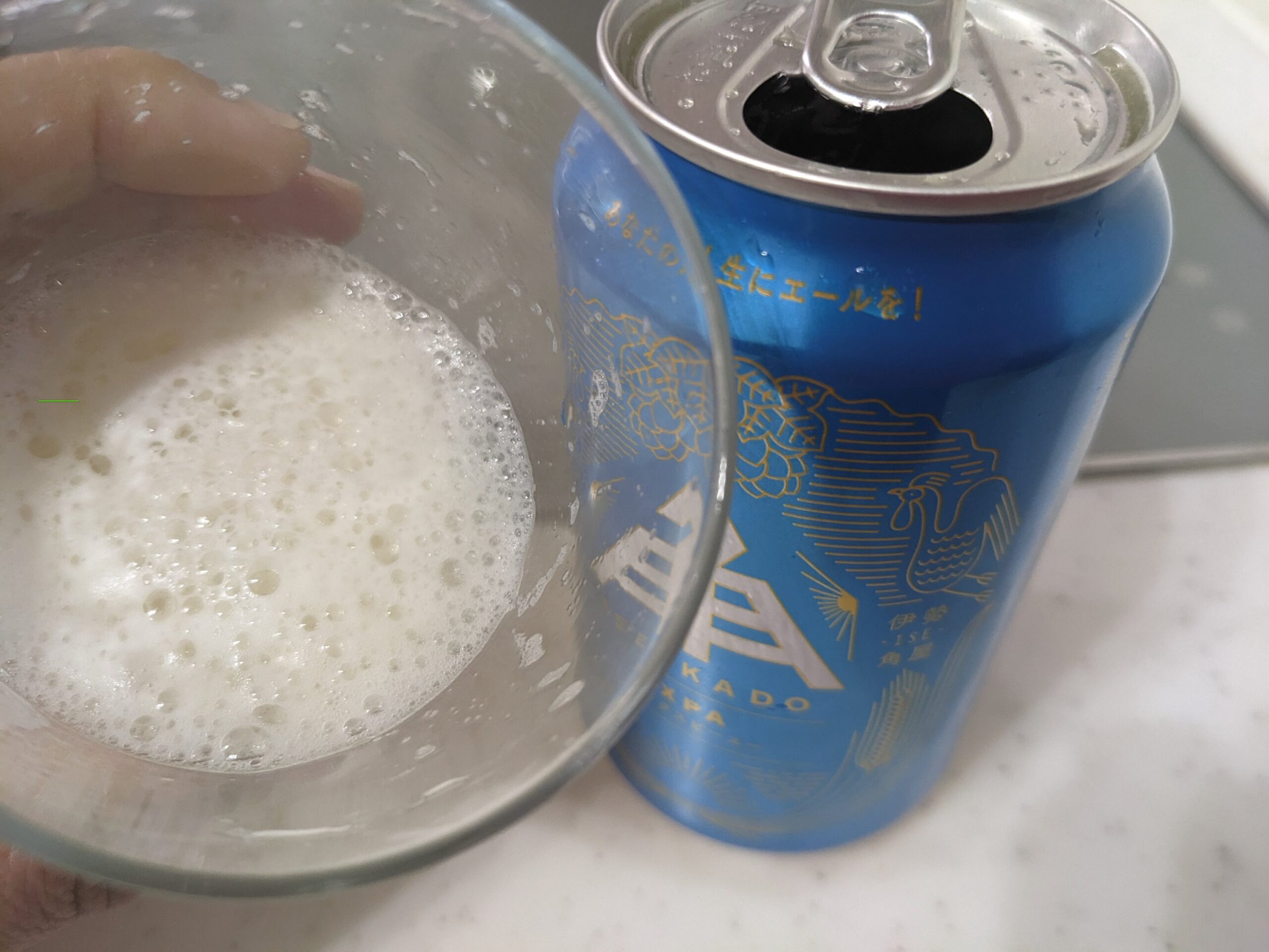 グラスに入った残り半分程の「伊勢角屋麦酒XPA(エックスピーエー)」