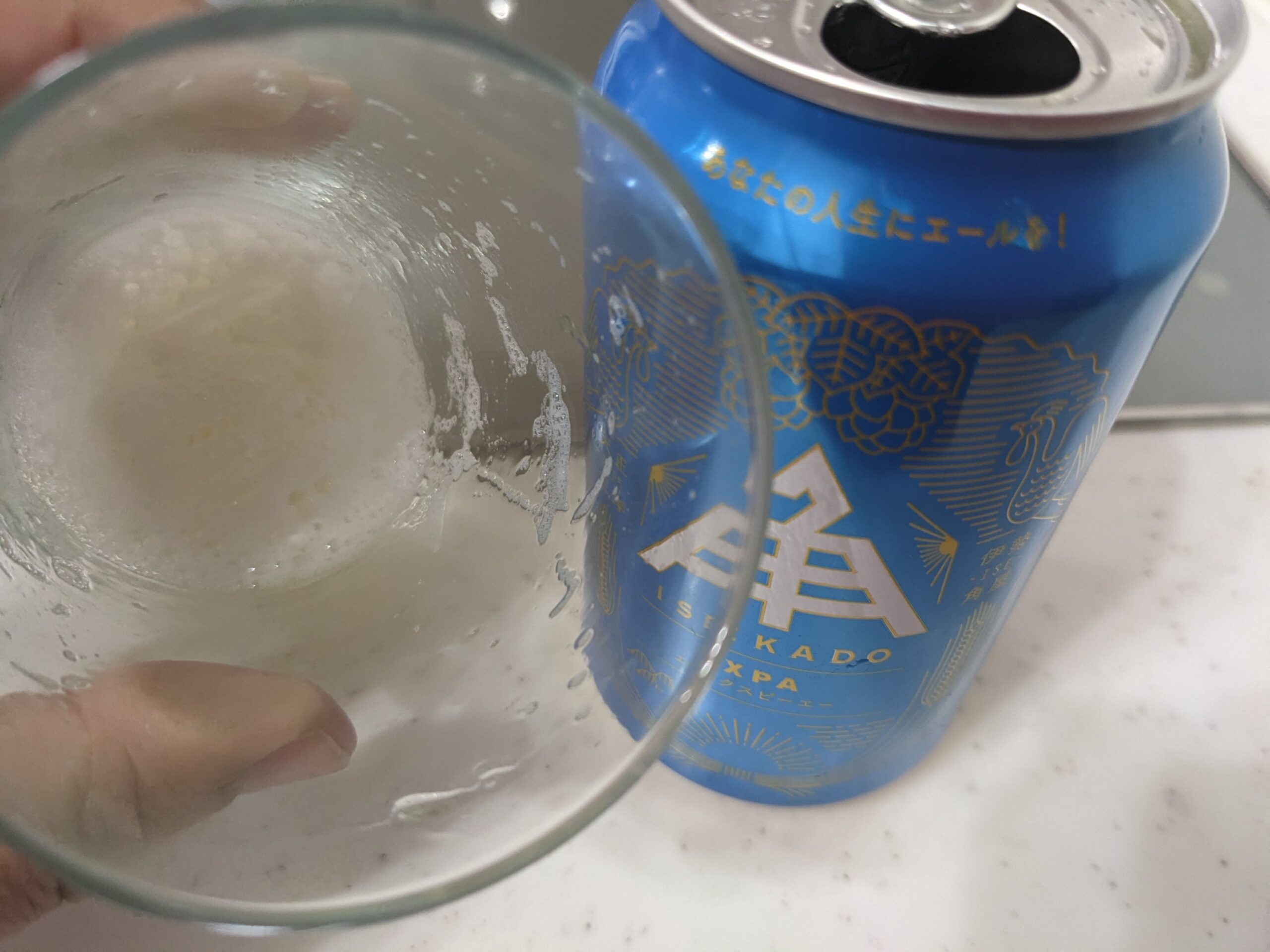 グラスに残った「伊勢角屋麦酒XPA(エックスピーエー)」の泡