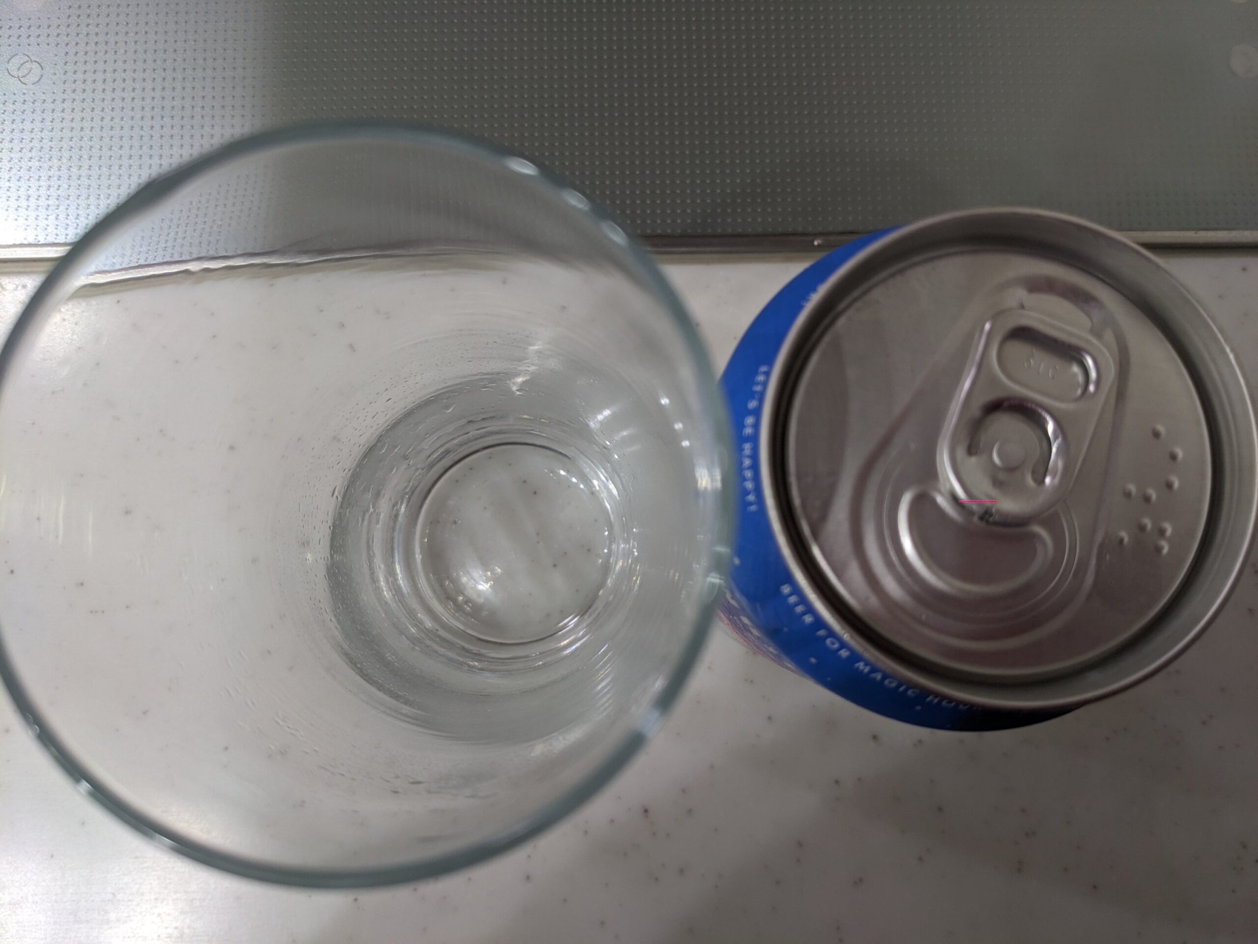 上から見たグラスと缶の「アサヒホワイトビール（ASAHI WHITE BEER） 」