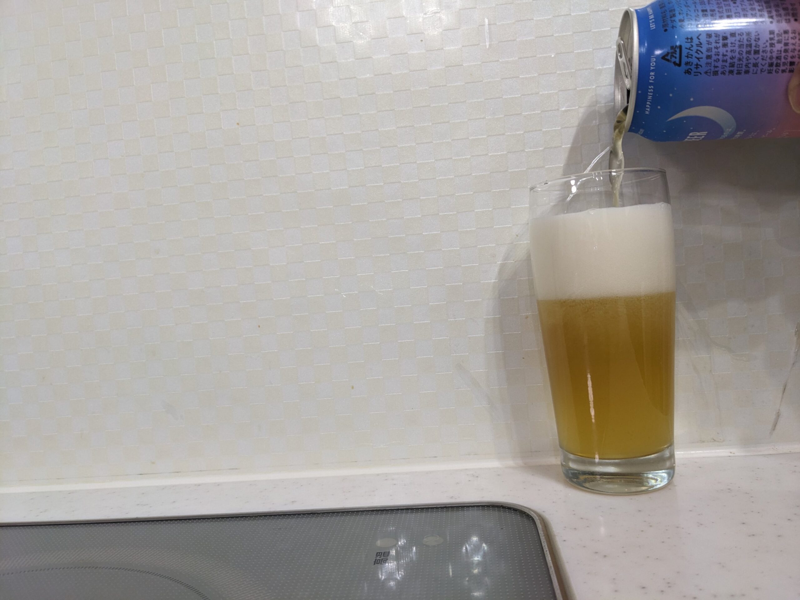 グラス8割まで「アサヒホワイトビール（ASAHI WHITE BEER） 」を注いだところ