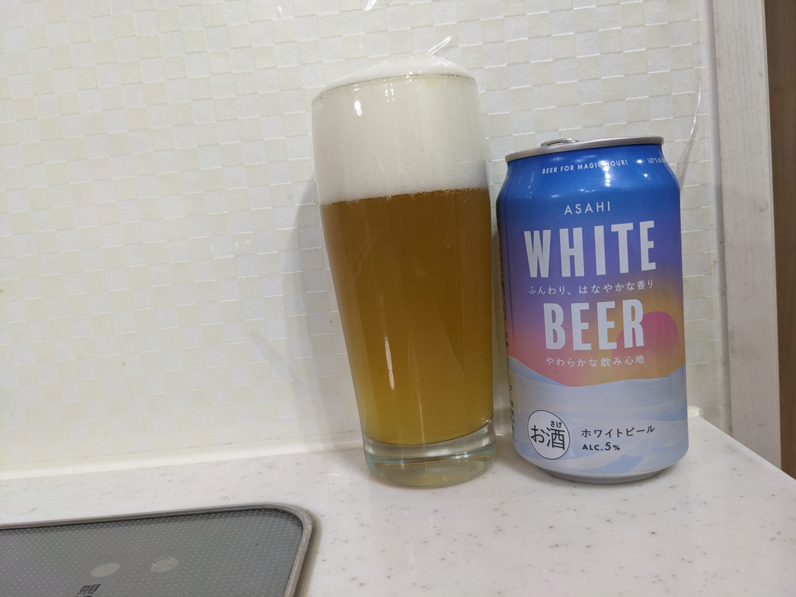 「アサヒホワイトビール（ASAHI WHITE BEER） 」が注がれたグラスとその缶