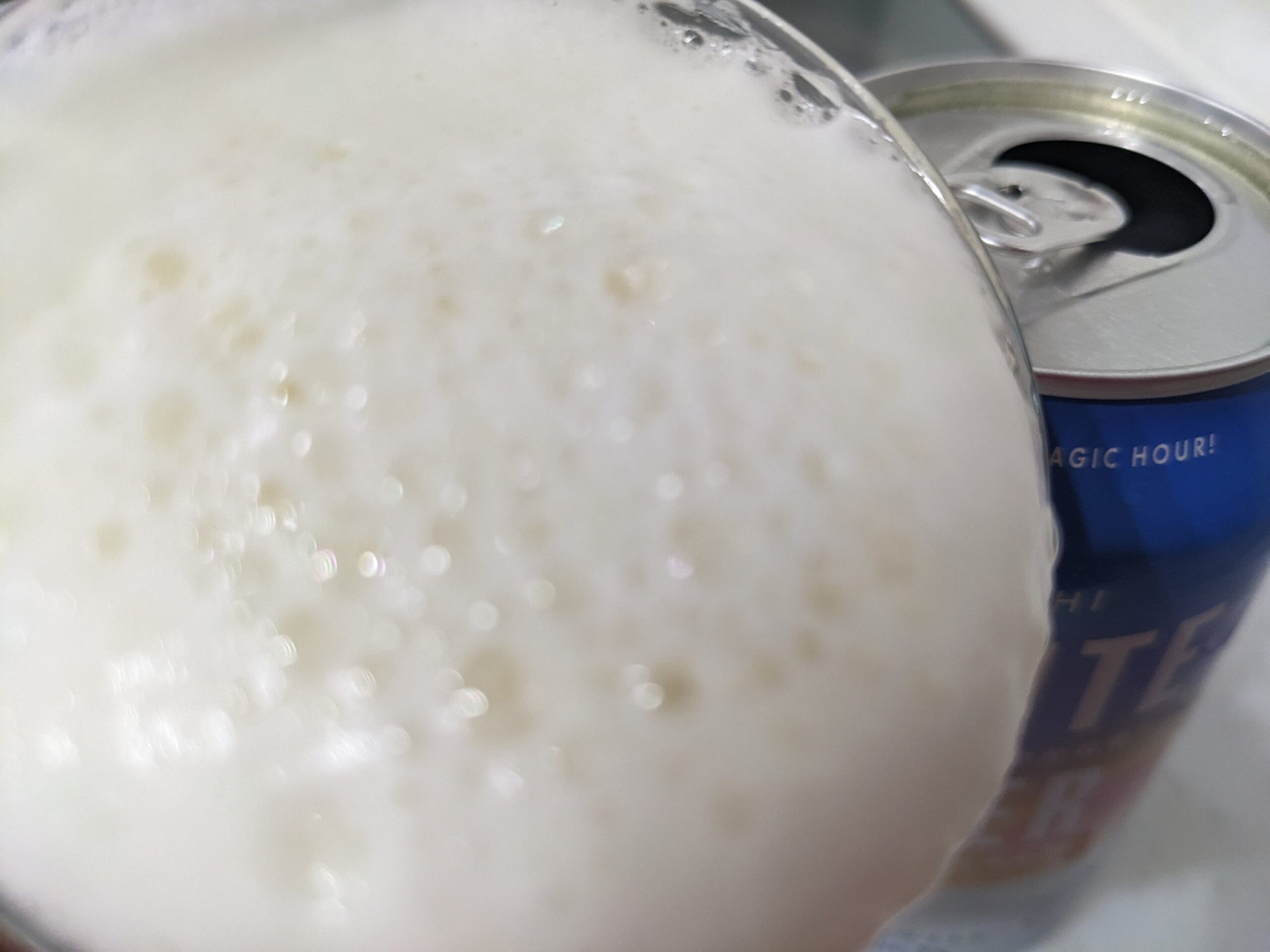 「アサヒホワイトビール（ASAHI WHITE BEER） 」を飲むところ