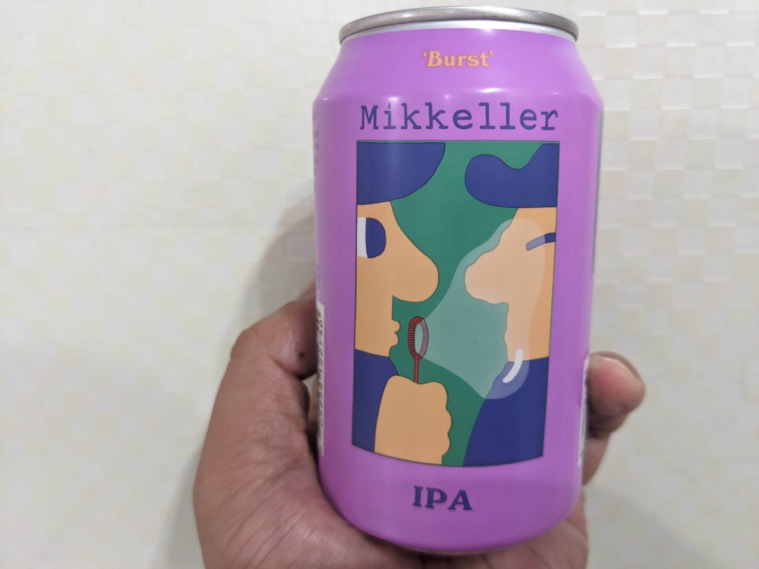 「ミッケラーバーストIPA」を手で持っている