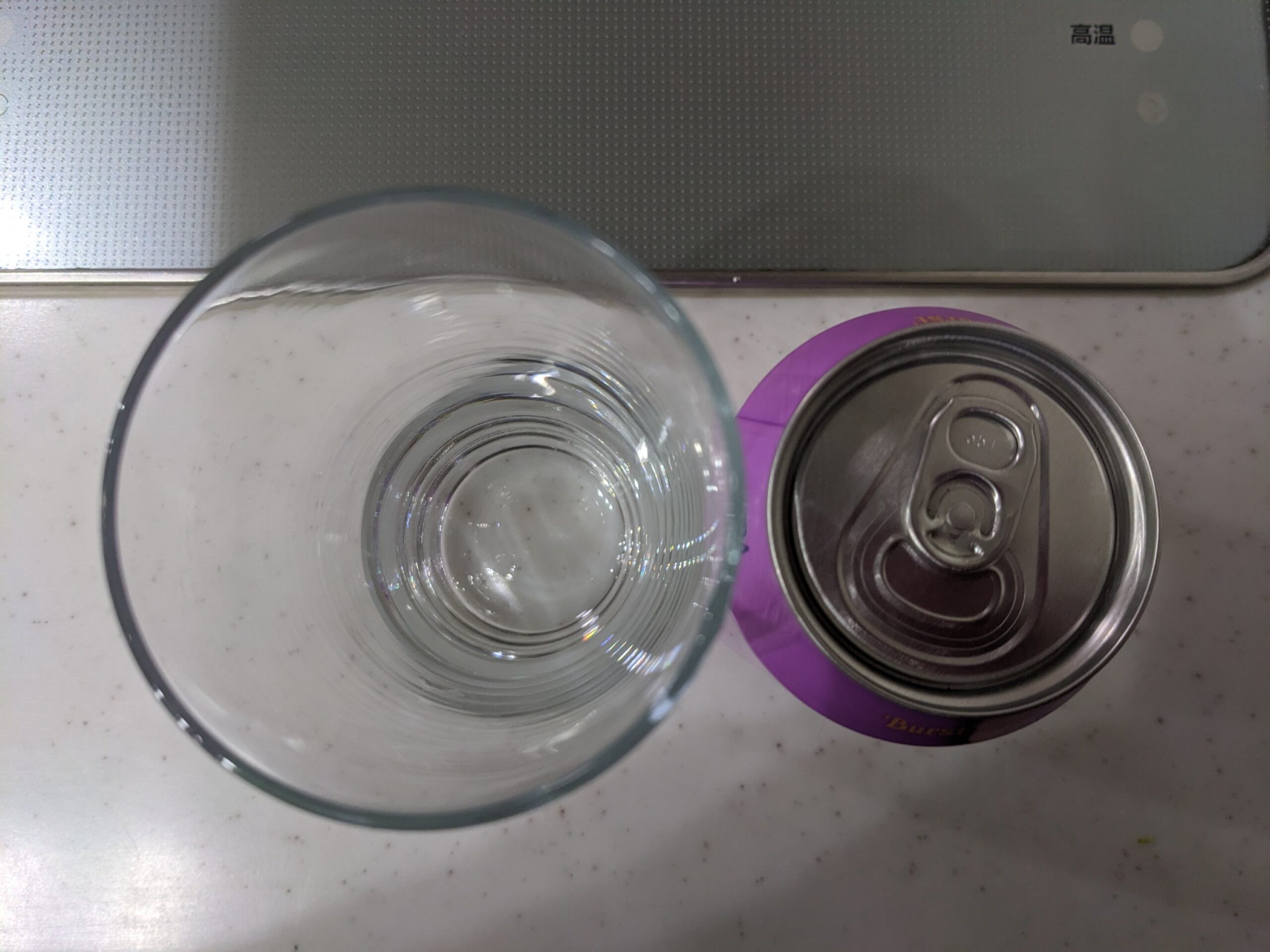 上から見たグラスと缶の「ミッケラーバーストIPA」