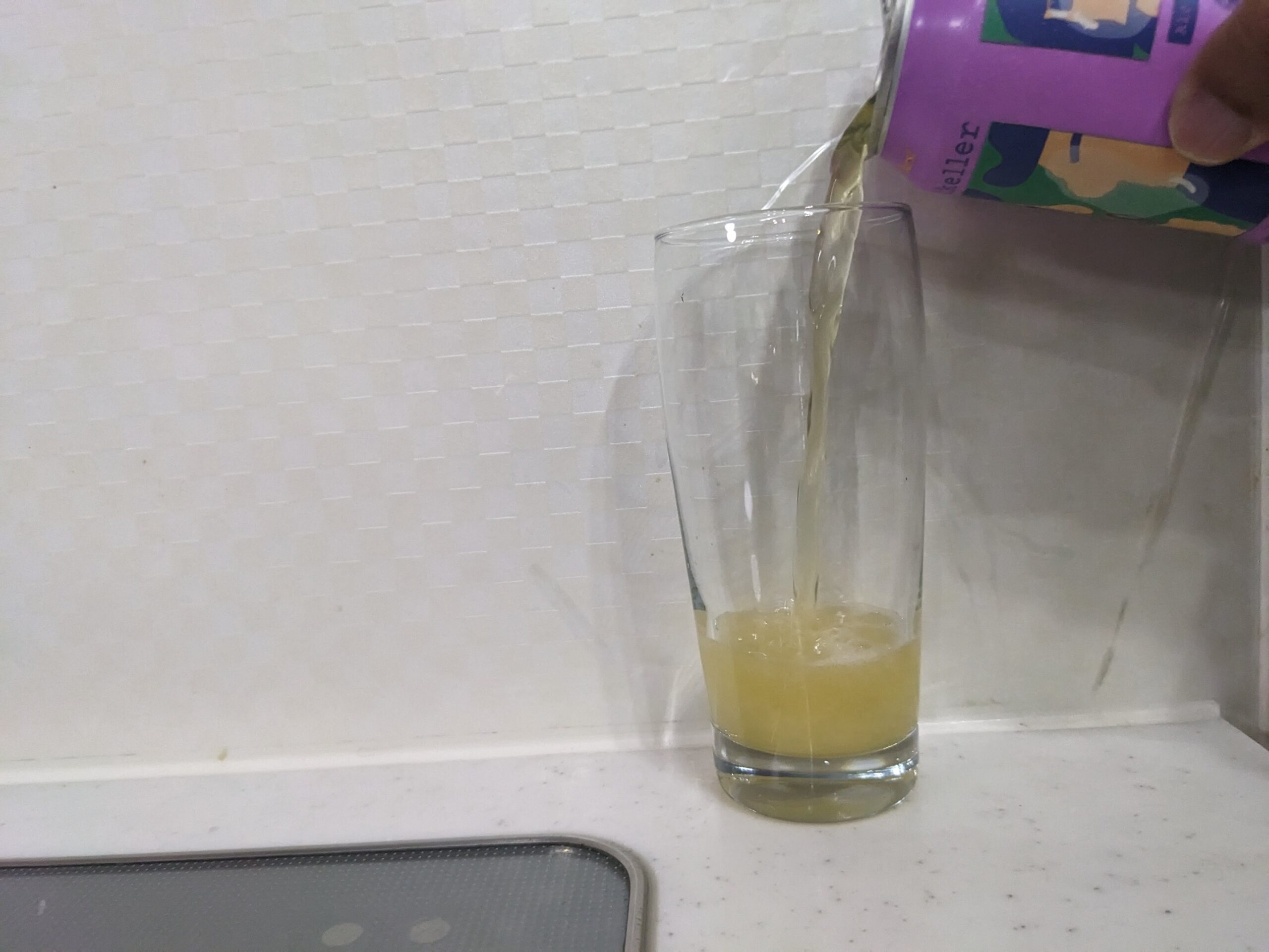 グラスに缶の「ミッケラーバーストIPA」を注いだところ