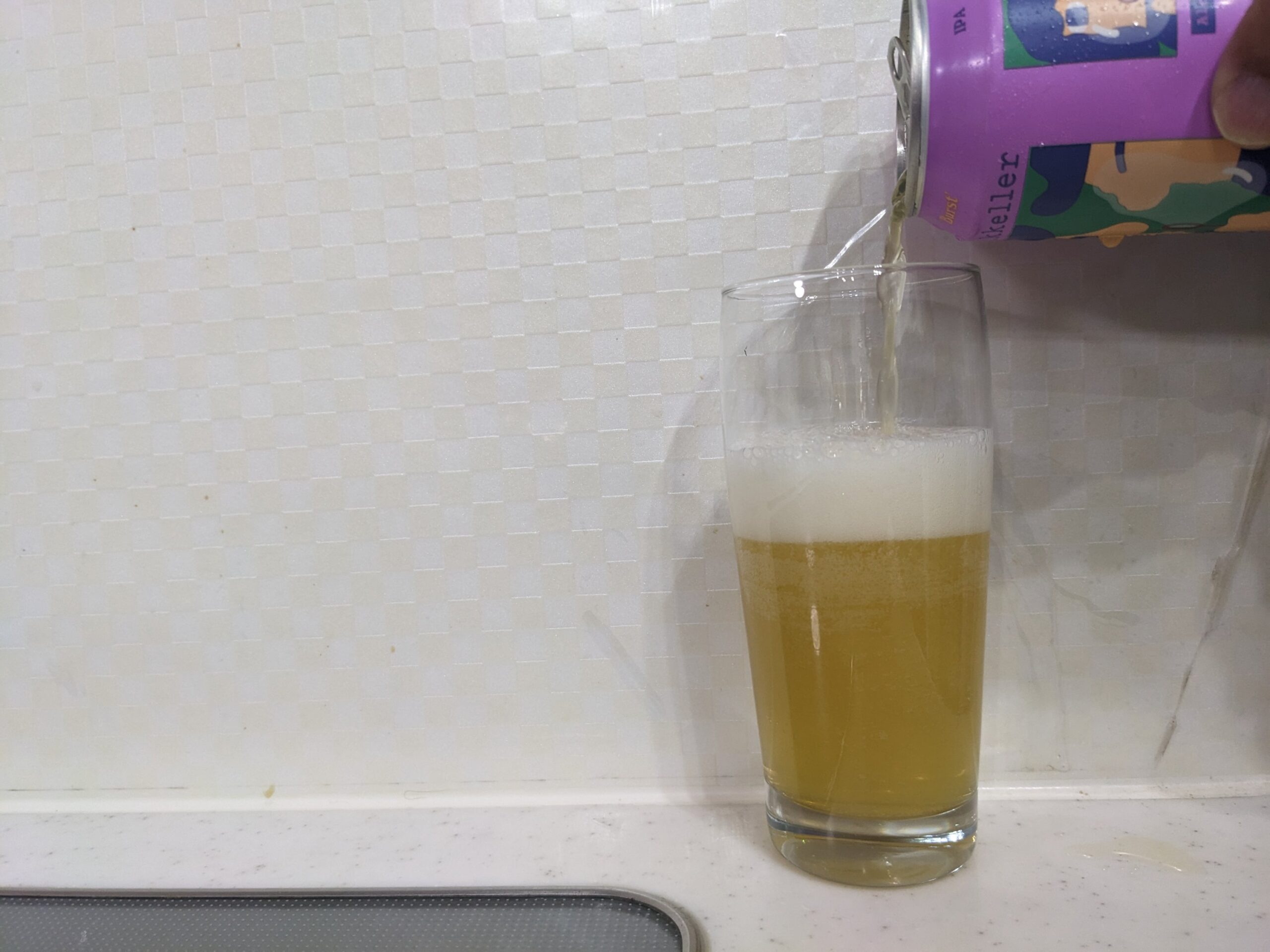 「ミッケラーバーストIPA」をグラス6割程注ぐ