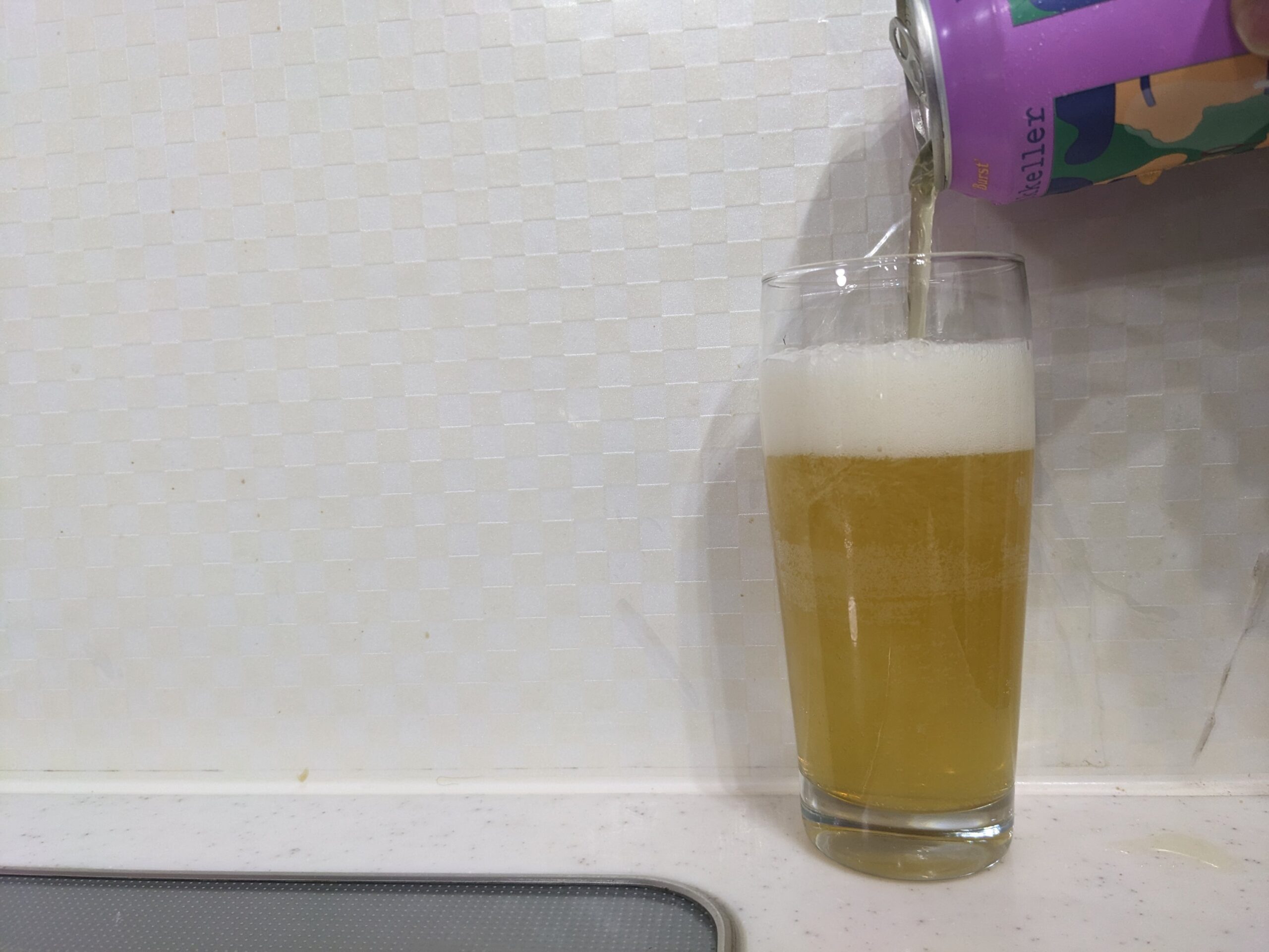 「ミッケラーバーストIPA」をグラスに9割程注ぐ