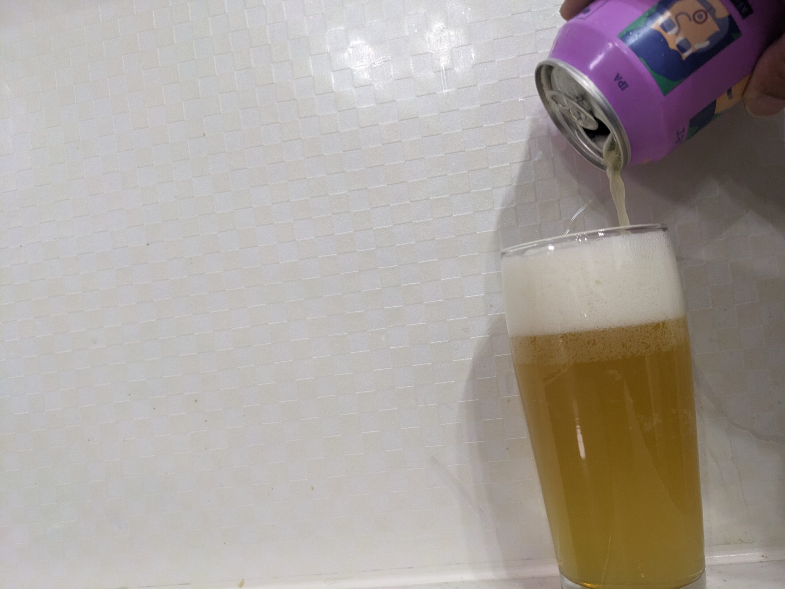 グラスいっぱいまで「ミッケラーバーストIPA」を注いだところ