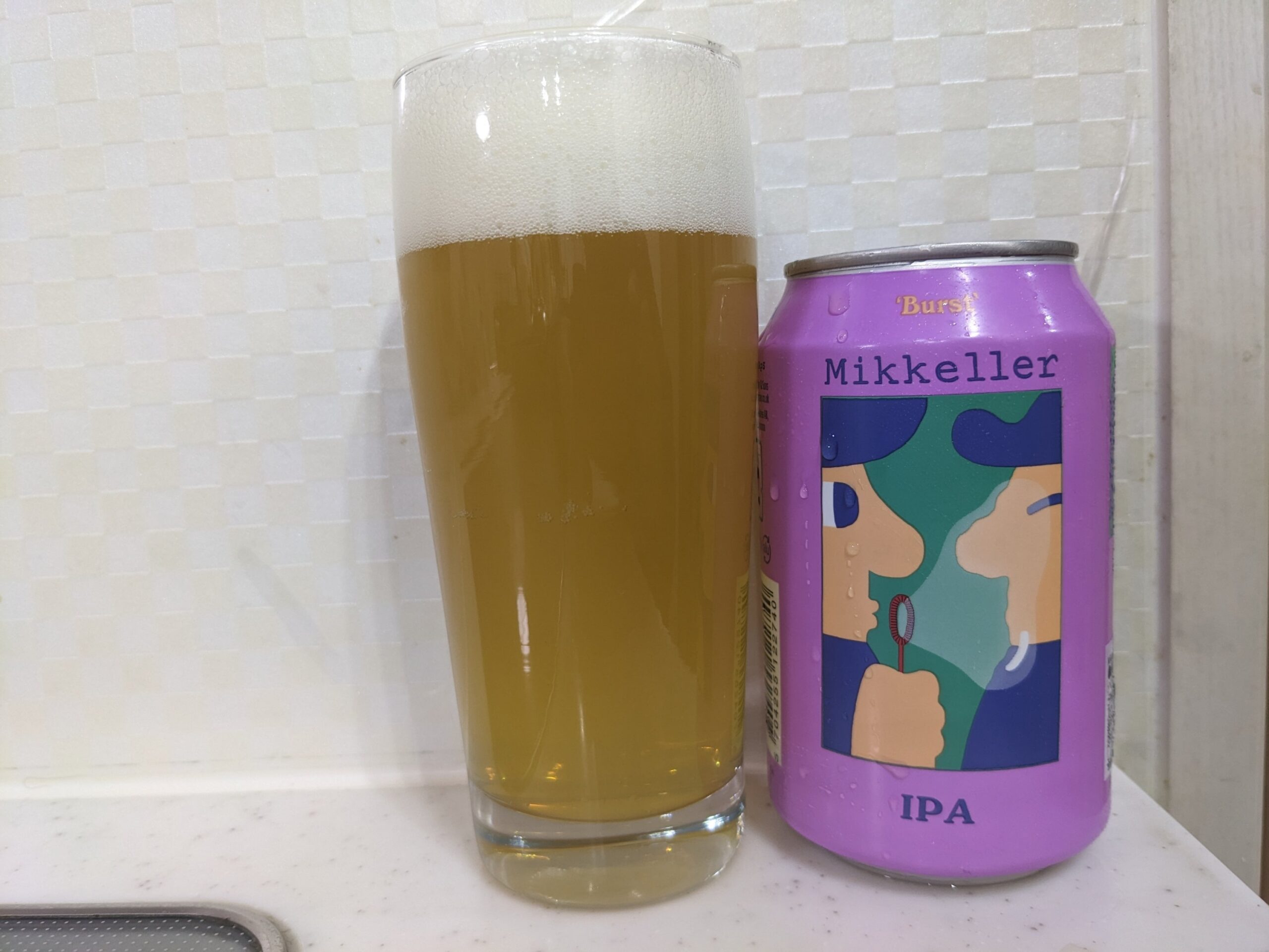 「ミッケラーバーストIPA」が注がれたグラスとその缶