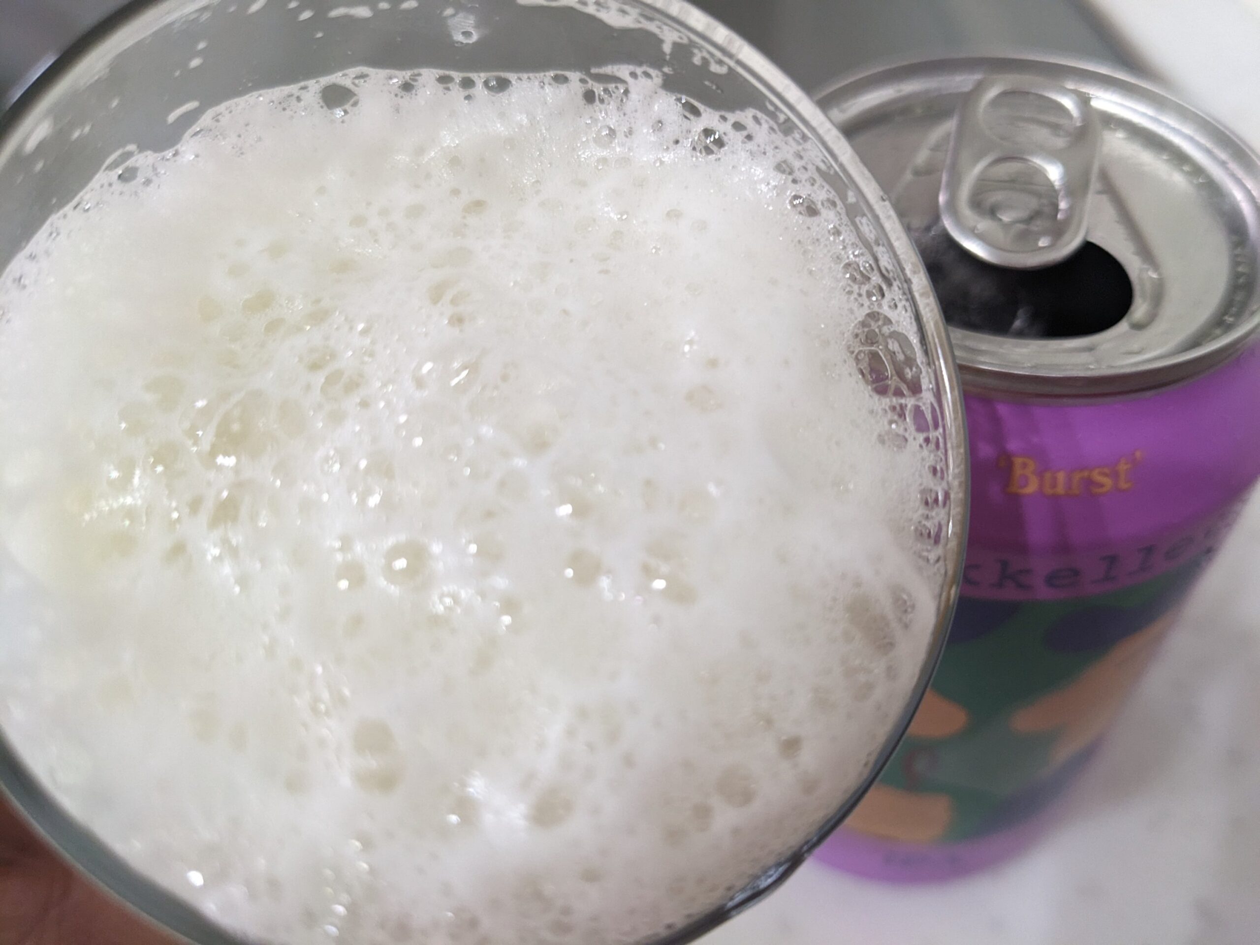 「ミッケラーバーストIPA」を飲むところ