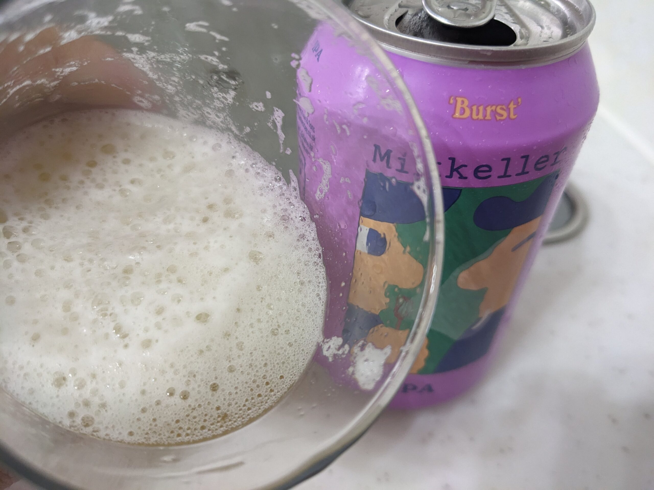「ミッケラーバーストIPA」が半分程入ったグラス
