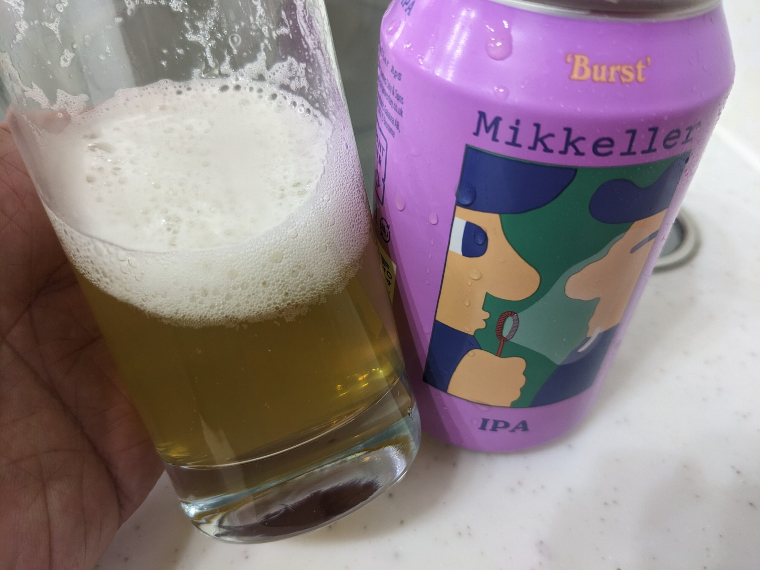 残り3割程の「ミッケラーバーストIPA」が入ったグラス