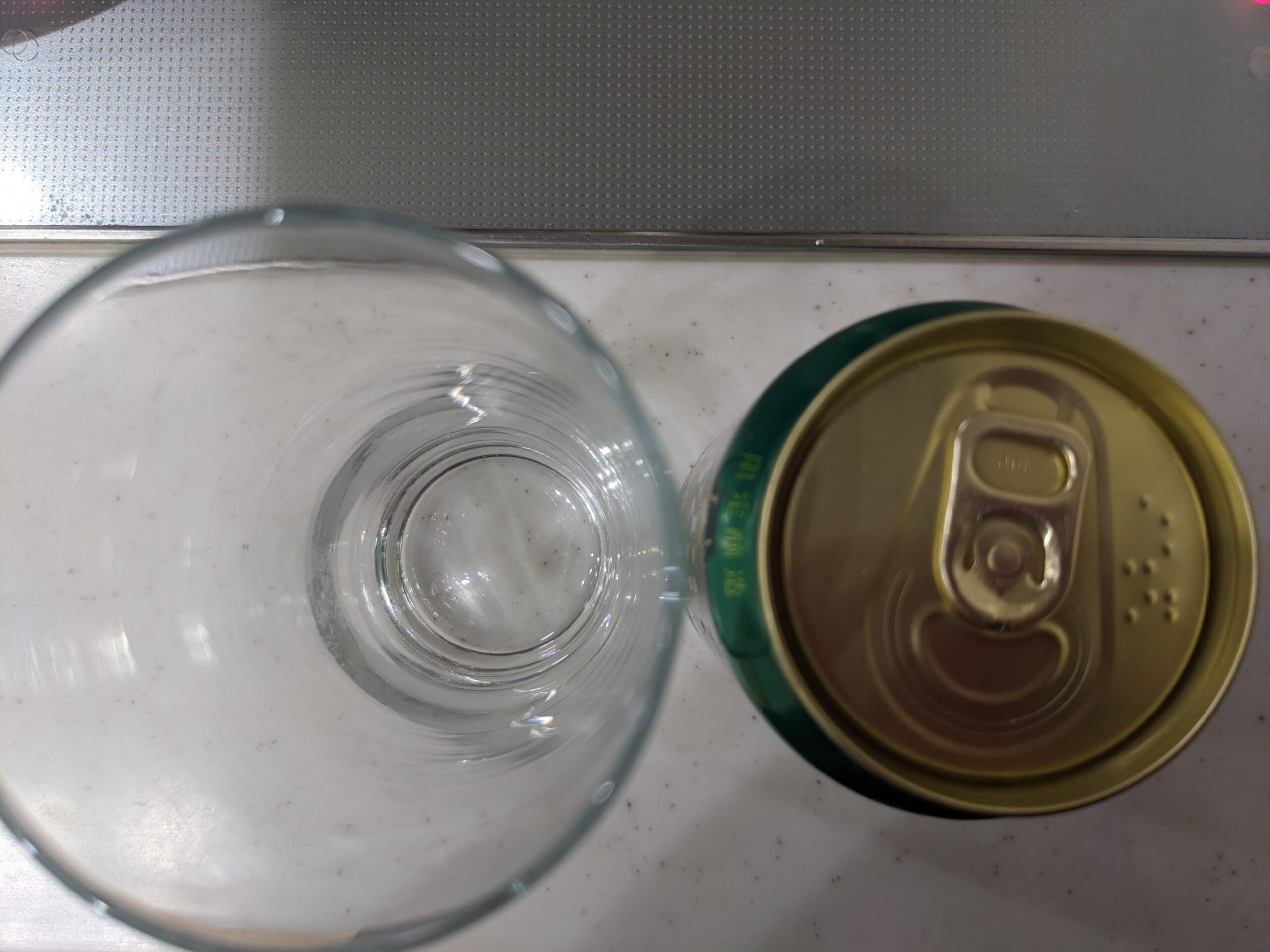上から見た「ニッポンホップ始まりのホップ信州早生」とグラス