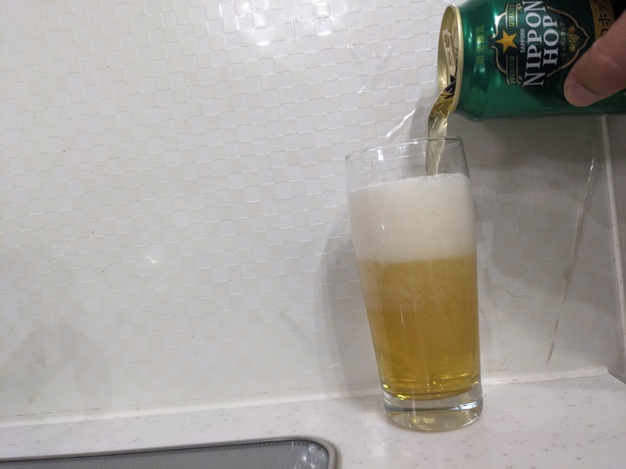 グラス8割程まで「ニッポンホップ始まりのホップ信州早生」を注いだところ