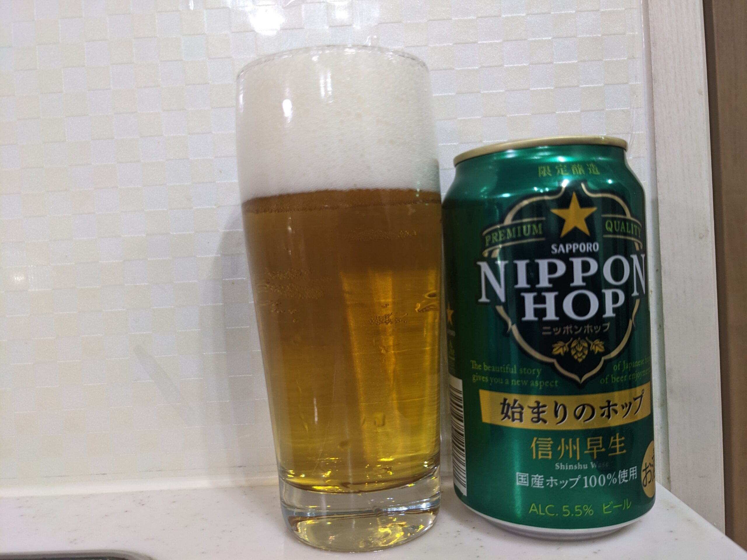 「ニッポンホップ始まりのホップ信州早生」が注がれたグラスとその缶