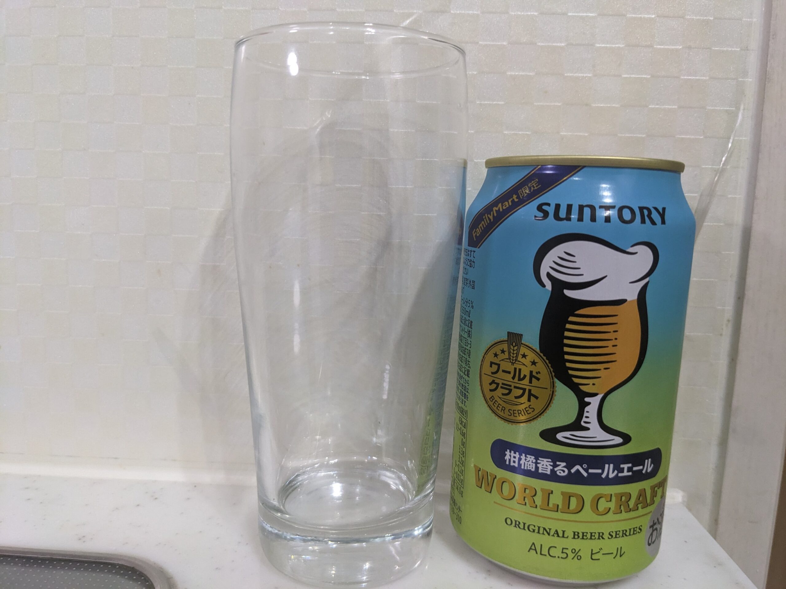グラスと缶の「ワールドクラフト柑橘香るペールエール」