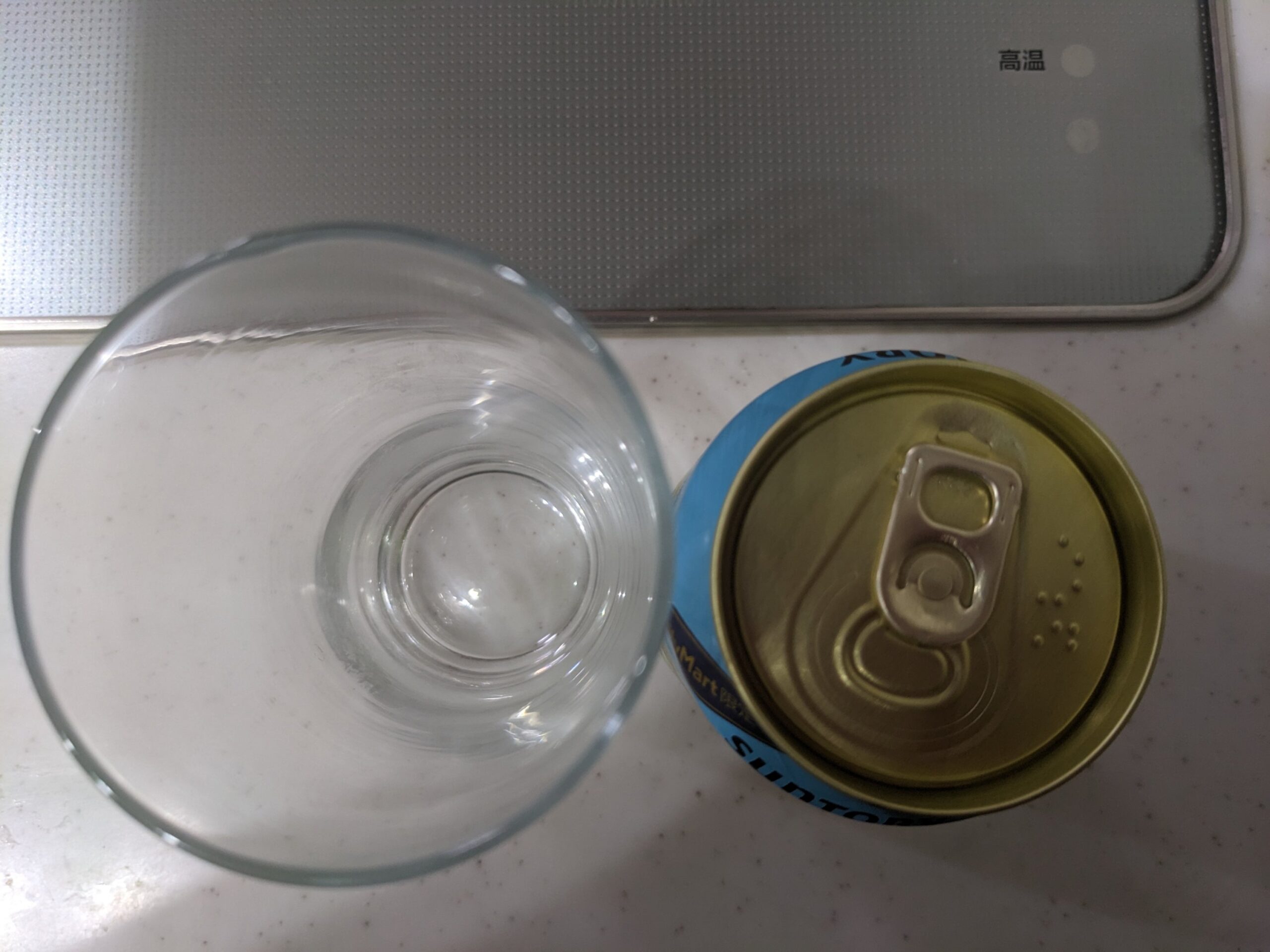 上から見たグラスと缶の「ワールドクラフト柑橘香るペールエール」