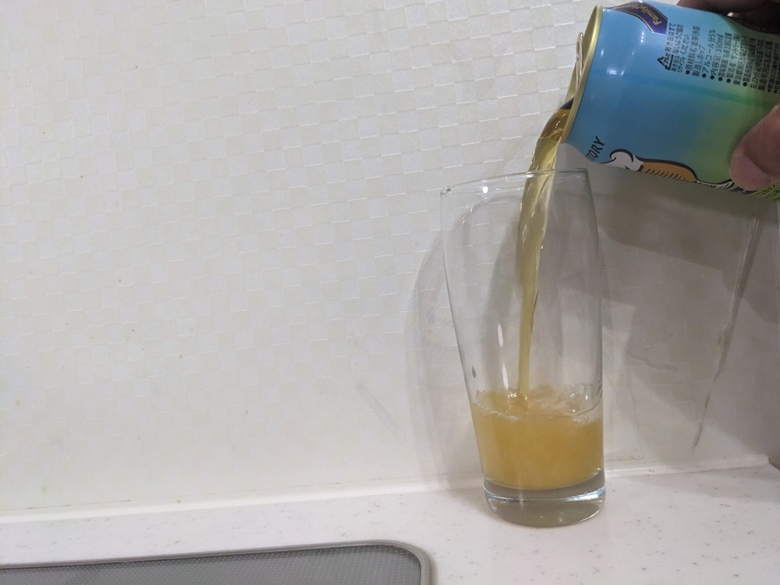 グラスに缶の「ワールドクラフト柑橘香るペールエール」を注いだところ