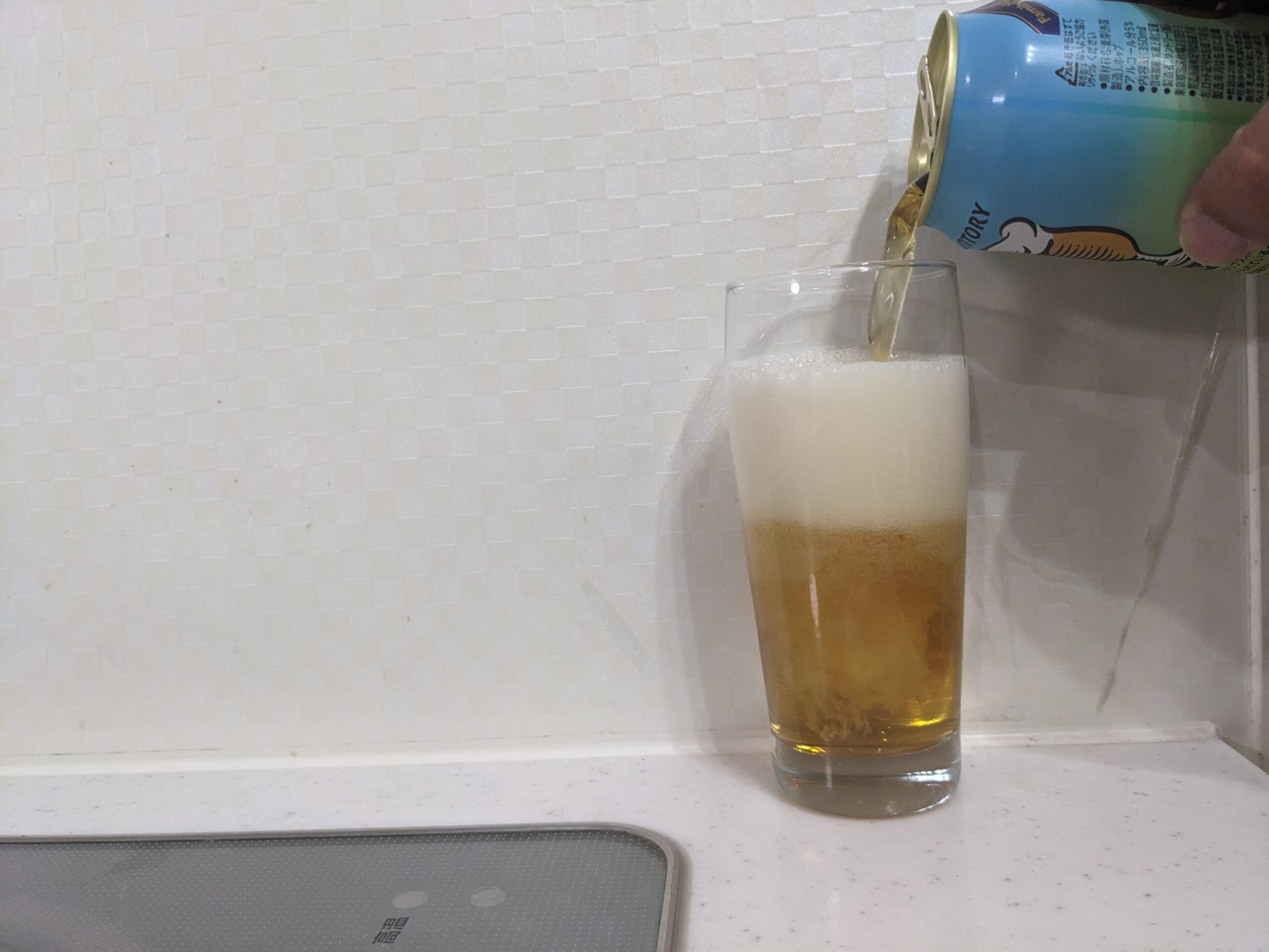 グラス8割程まで「ワールドクラフト柑橘香るペールエール」を注いだところ