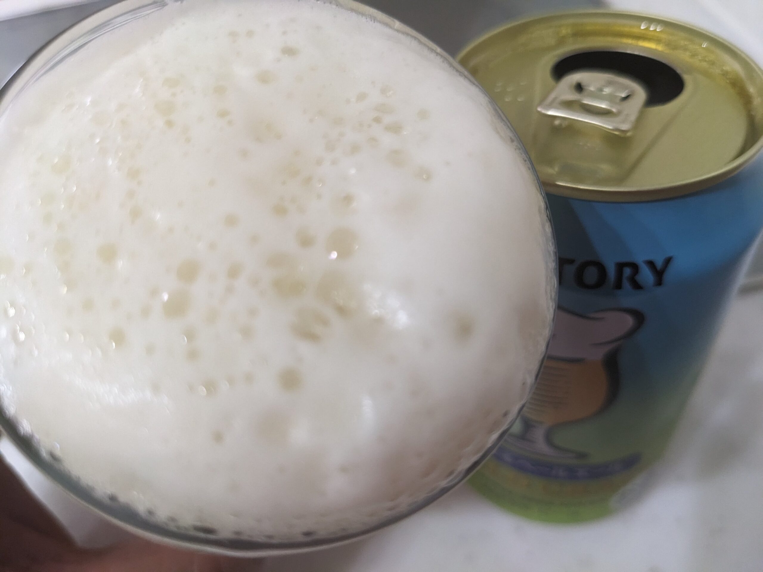「ワールドクラフト柑橘香るペールエール」を飲むところ