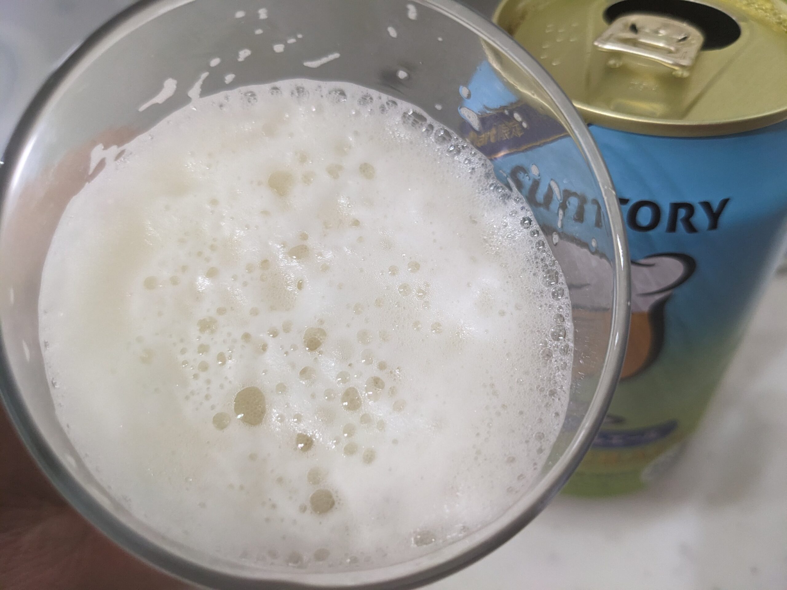 「ワールドクラフト柑橘香るペールエール」を一口飲んだところ