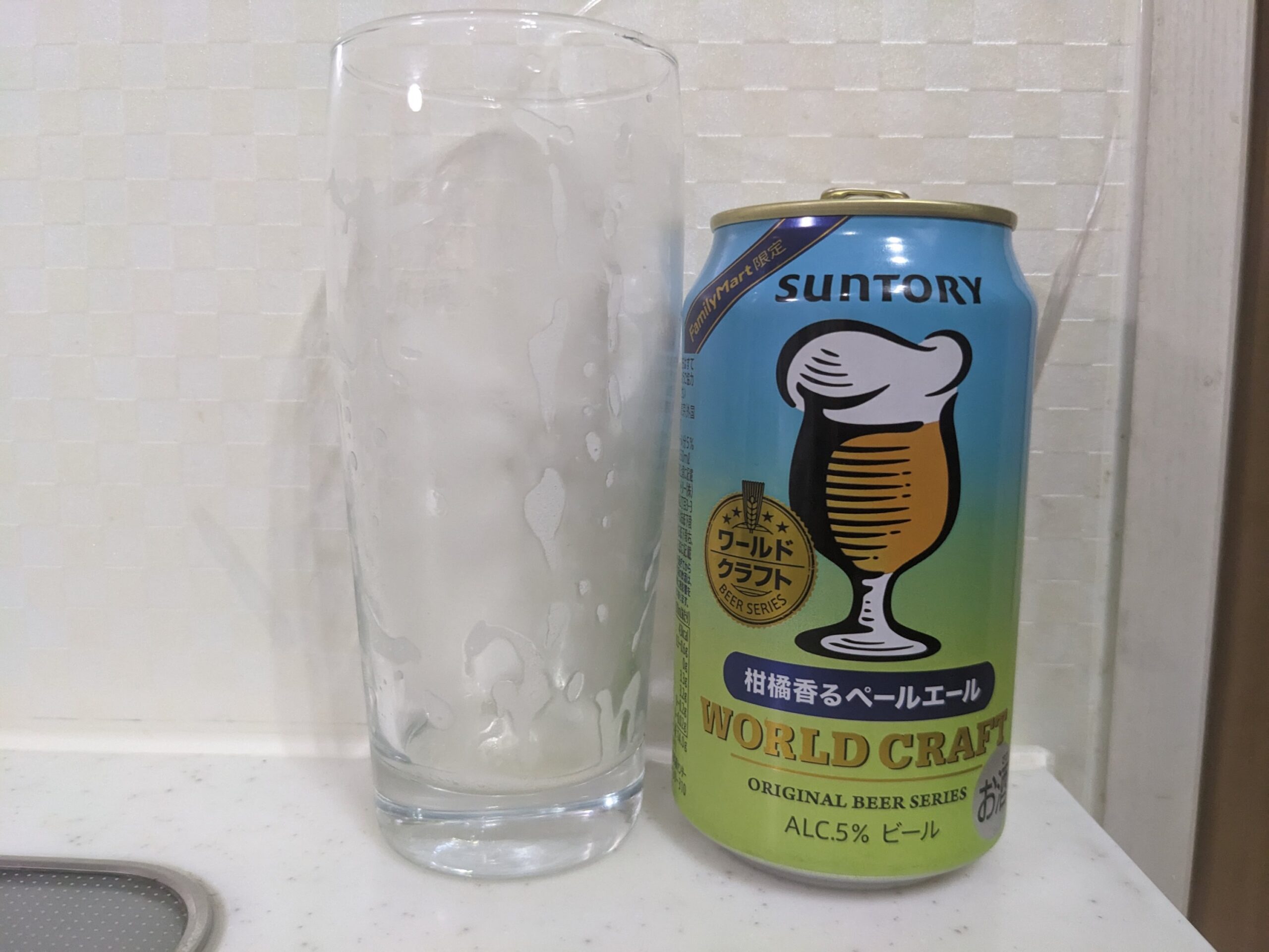 「ワールドクラフト柑橘香るペールエール」を飲み終えたグラスとその缶