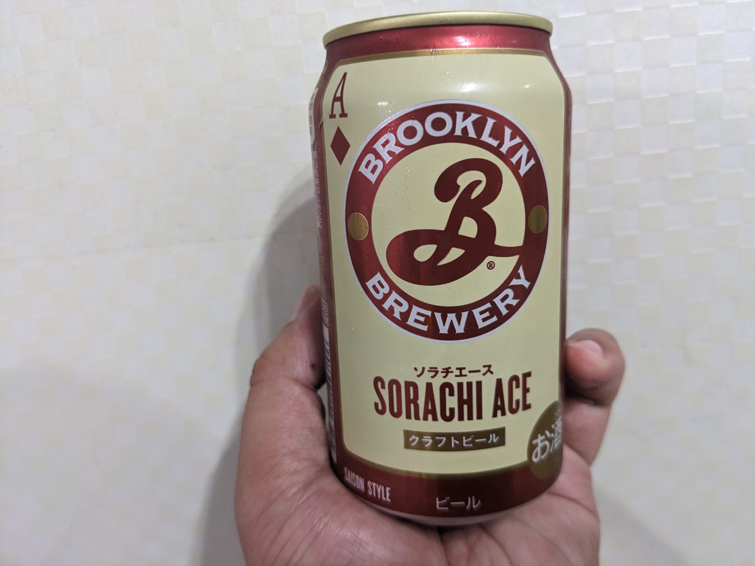 「ブルックリンソラチエース」を手で持っているところ