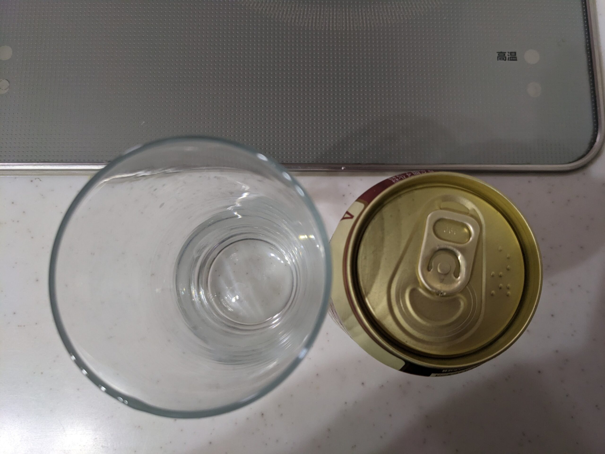 上から見たグラスと缶の「ブルックリンソラチエース」