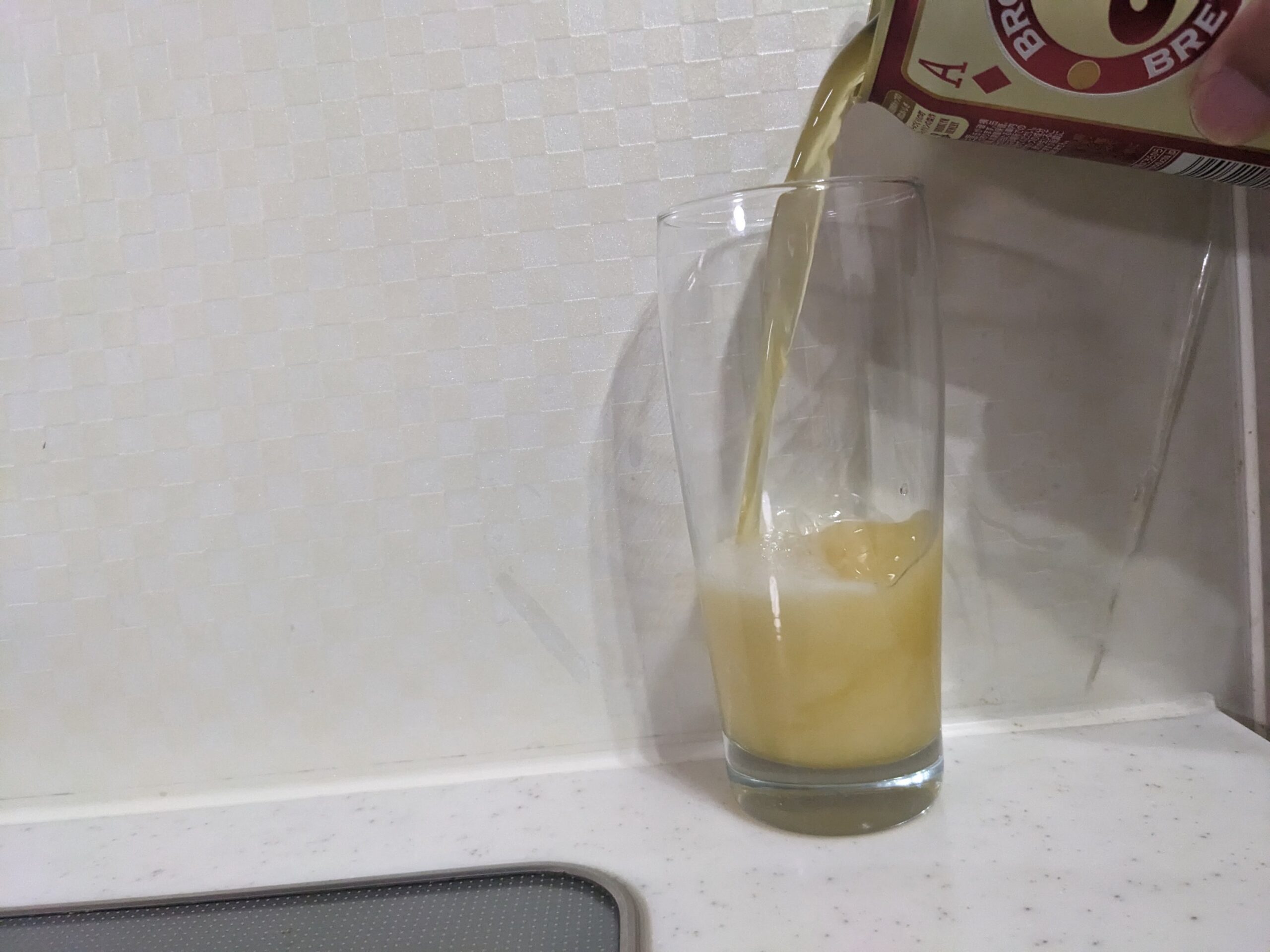 グラスに缶の「ブルックリンソラチエース」を注いだところ