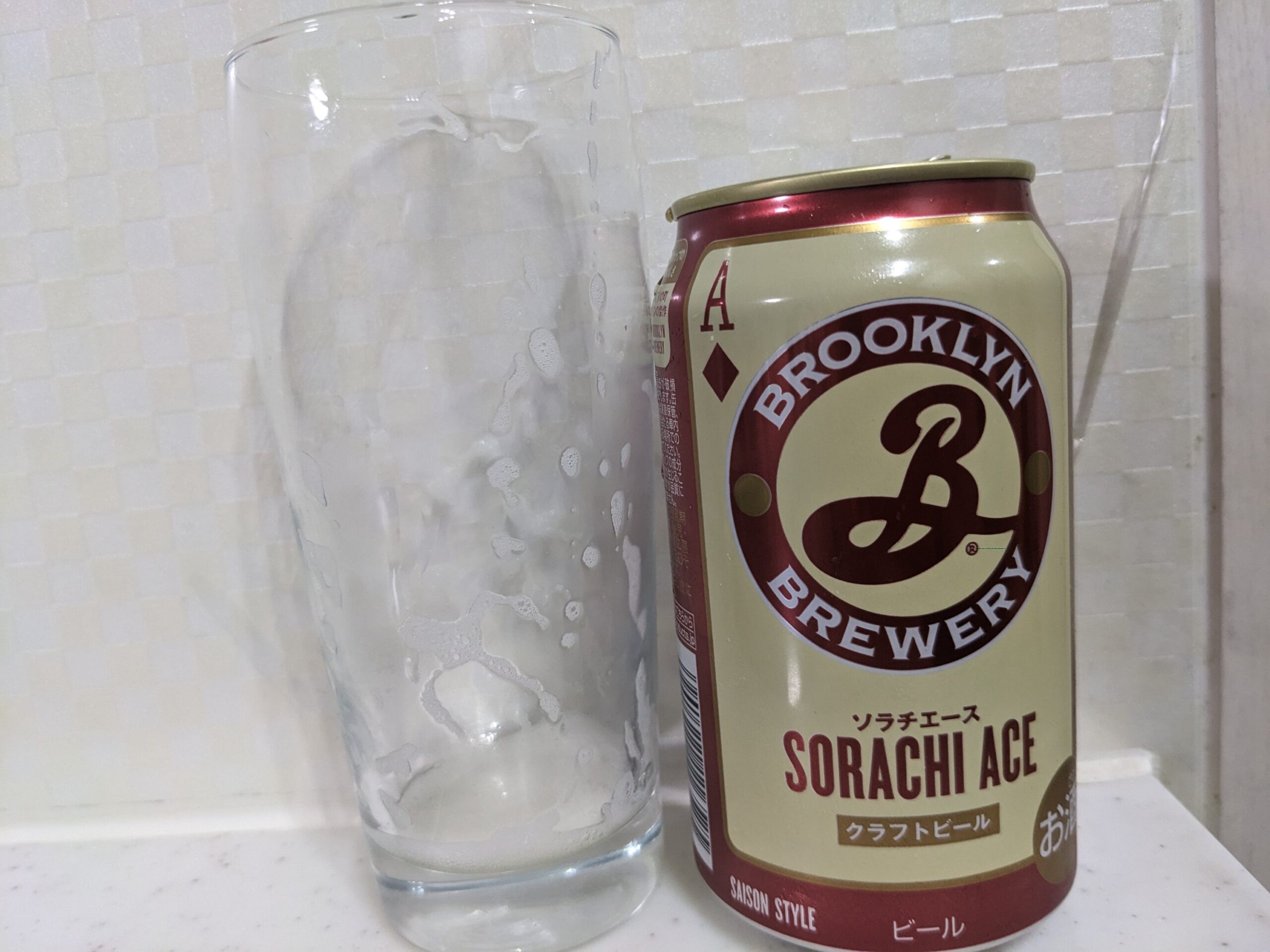 「ブルックリンソラチエース」が飲み終えたグラスとその空き缶