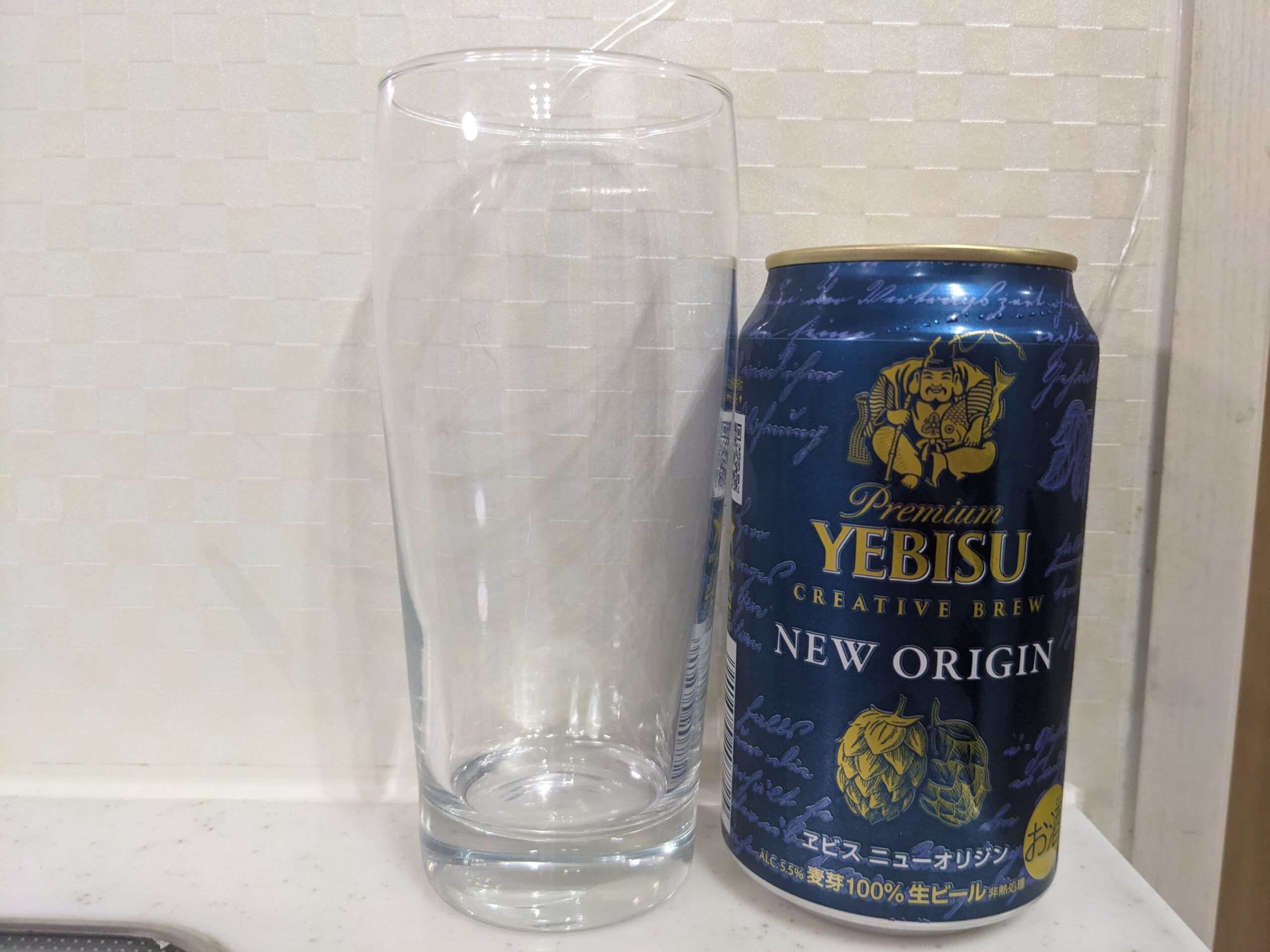 グラスと缶の「ヱビスニューオリジン」