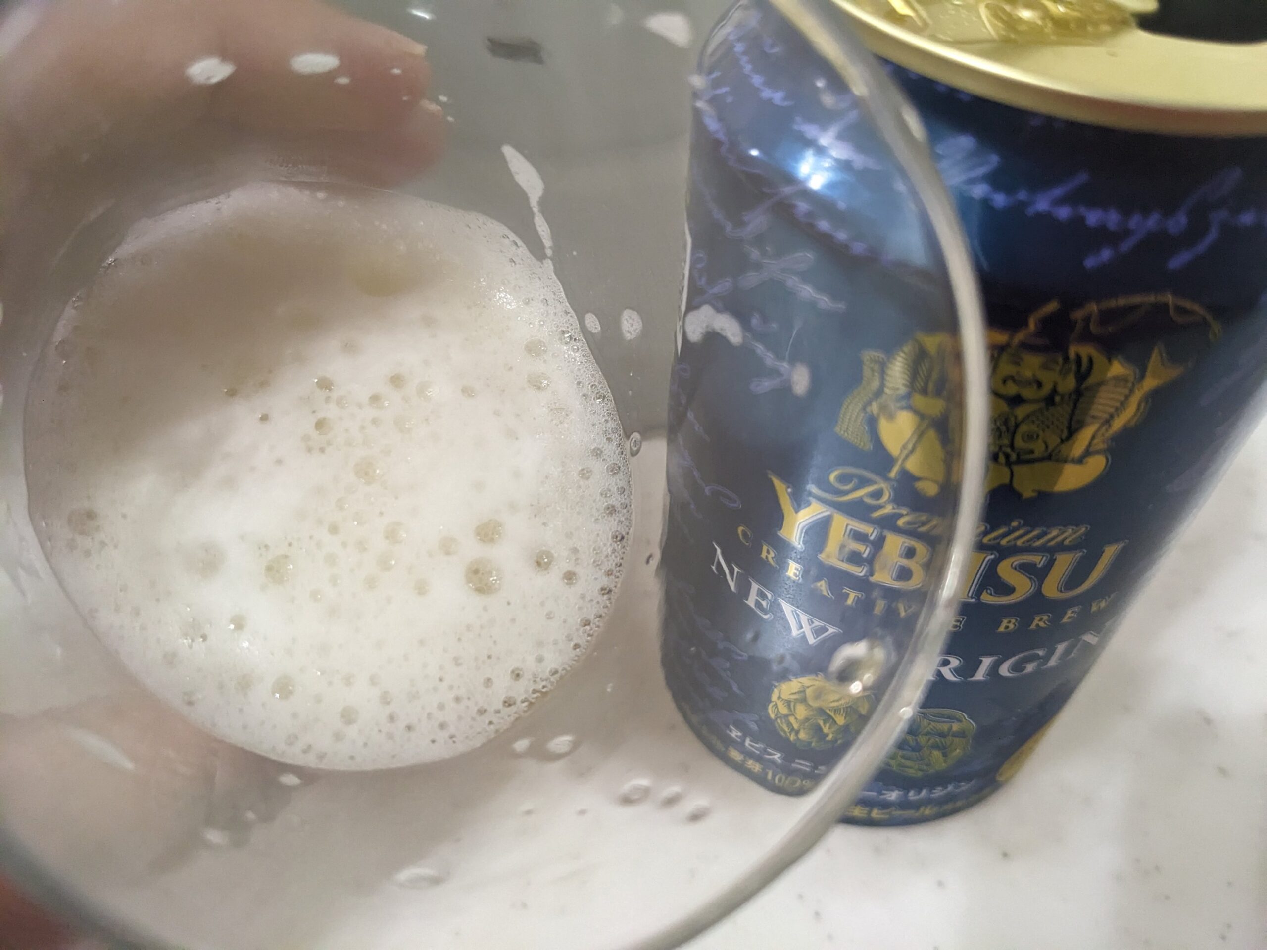 グラスに残り半分程残った「ヱビスニューオリジン」