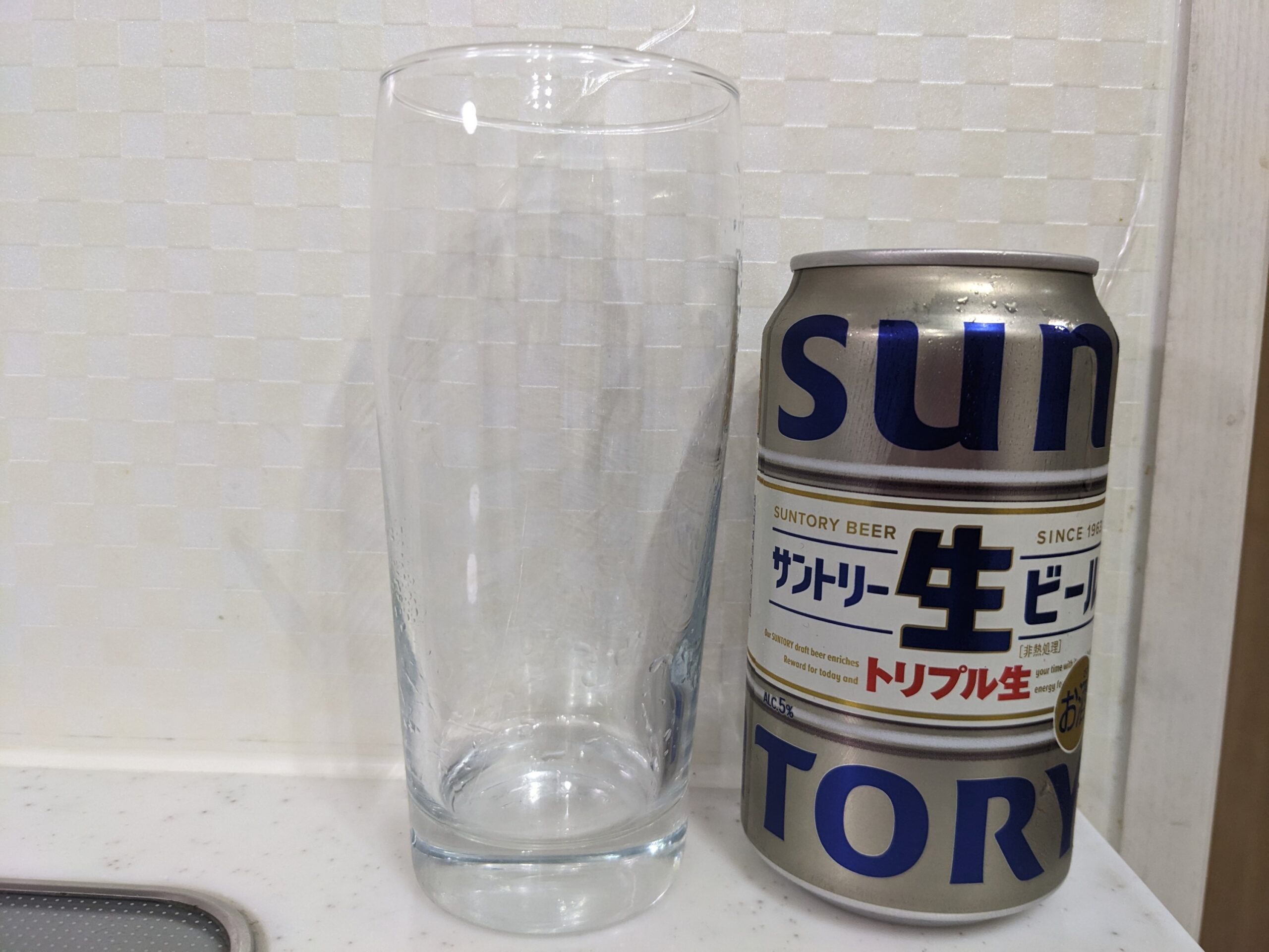 グラスと缶の「サントリー生ビールトリプル生」