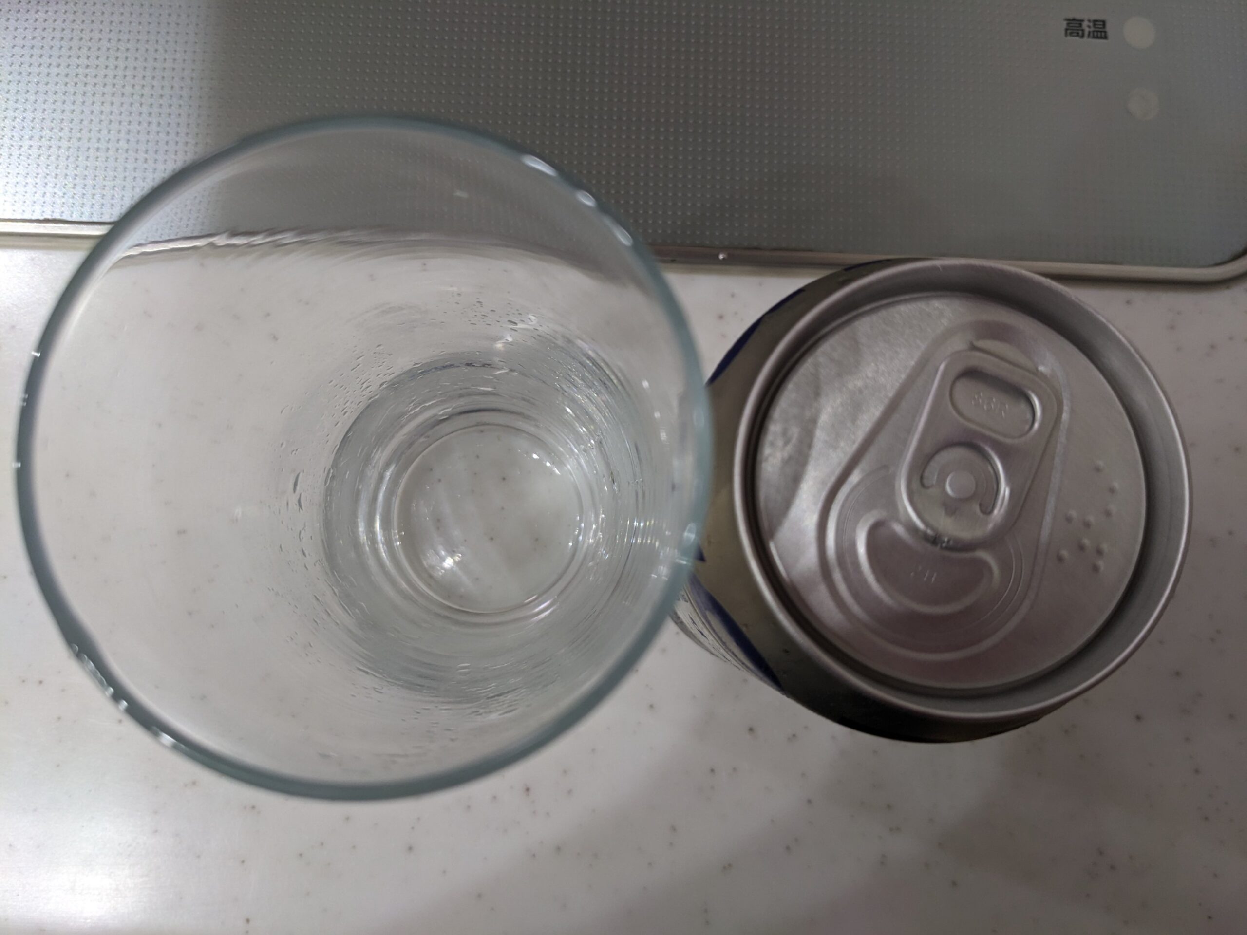 上から見たグラスと缶の「サントリー生ビールトリプル生」
