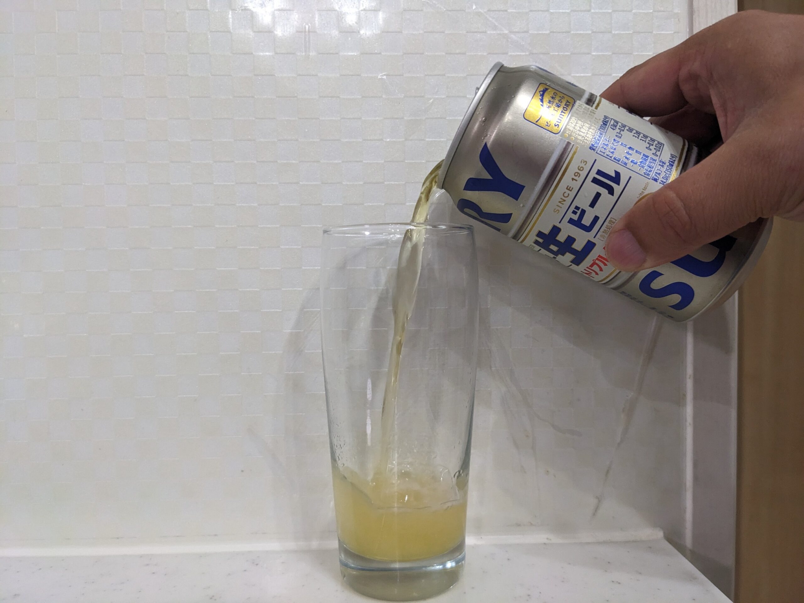 グラスに缶の「サントリー生ビールトリプル生」を注いだところ