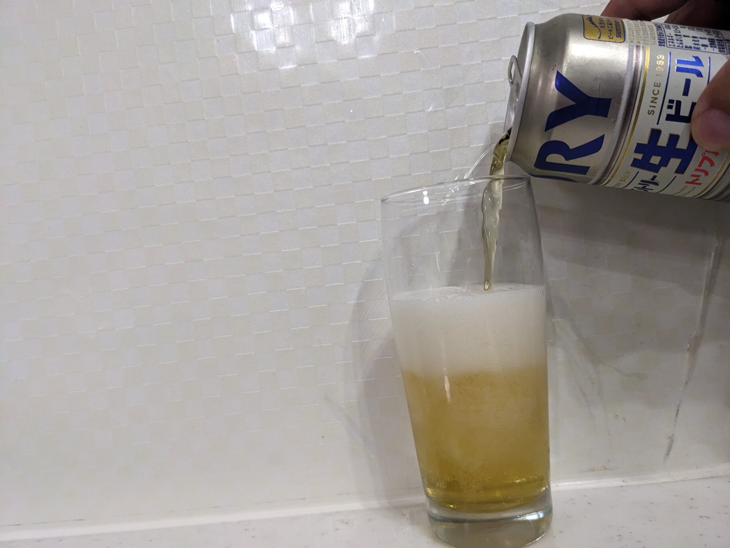 グラス半分程まで「サントリー生ビールトリプル生」を注いだところ