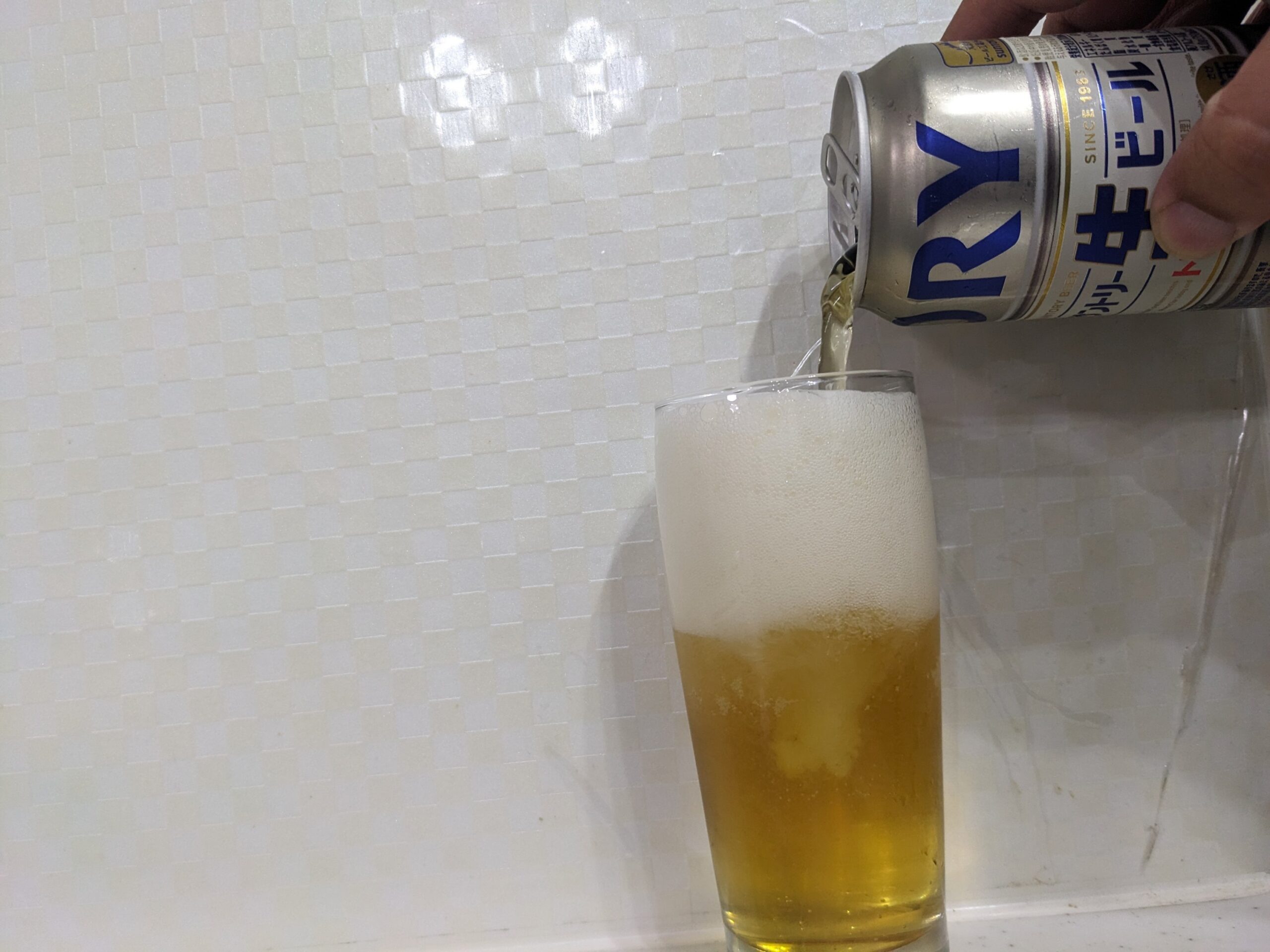グラスいっぱいまで「サントリー生ビールトリプル生」を注いだところ