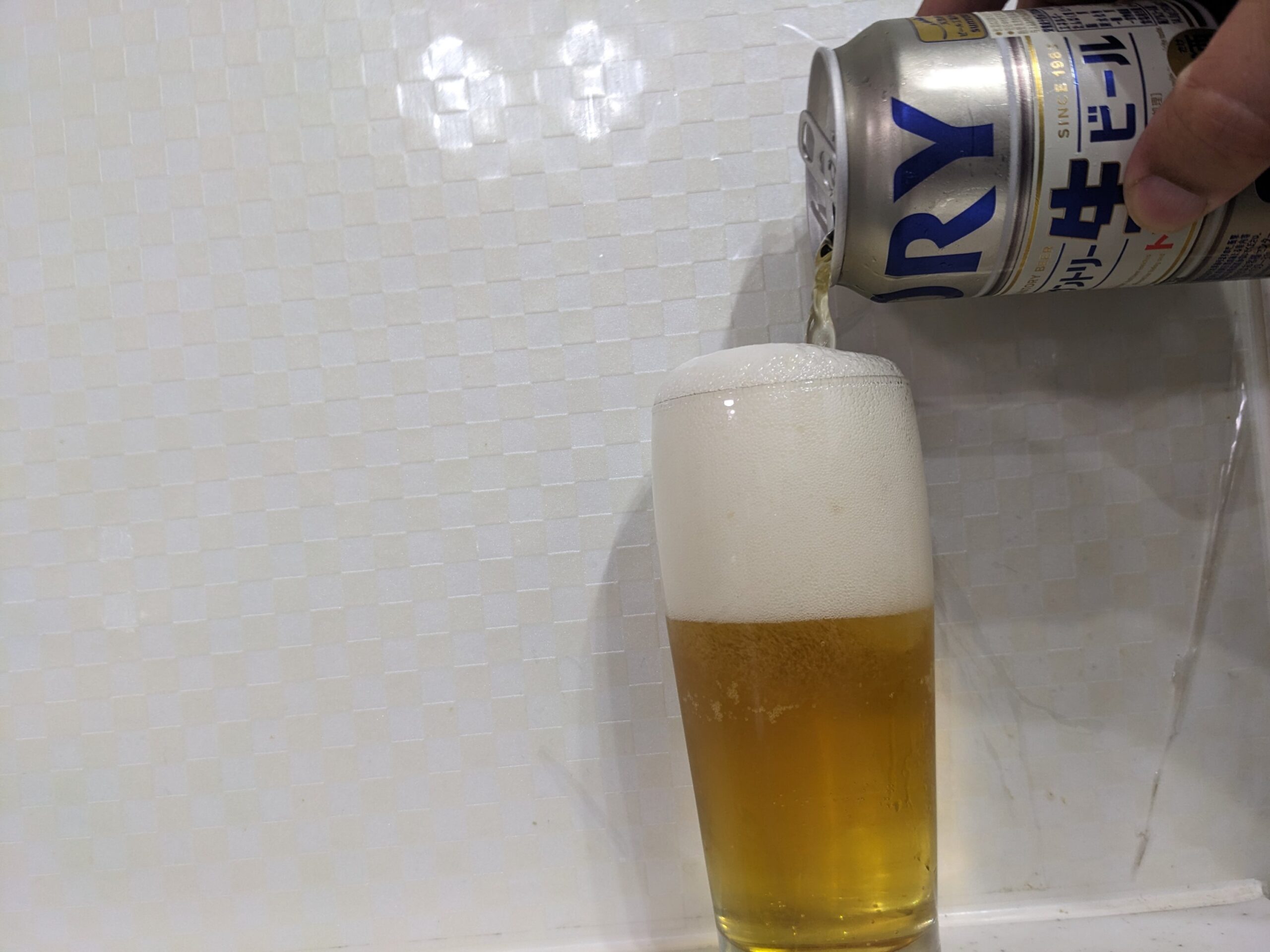 グラスからあふれるくらい「サントリー生ビールトリプル生」を注いだところ