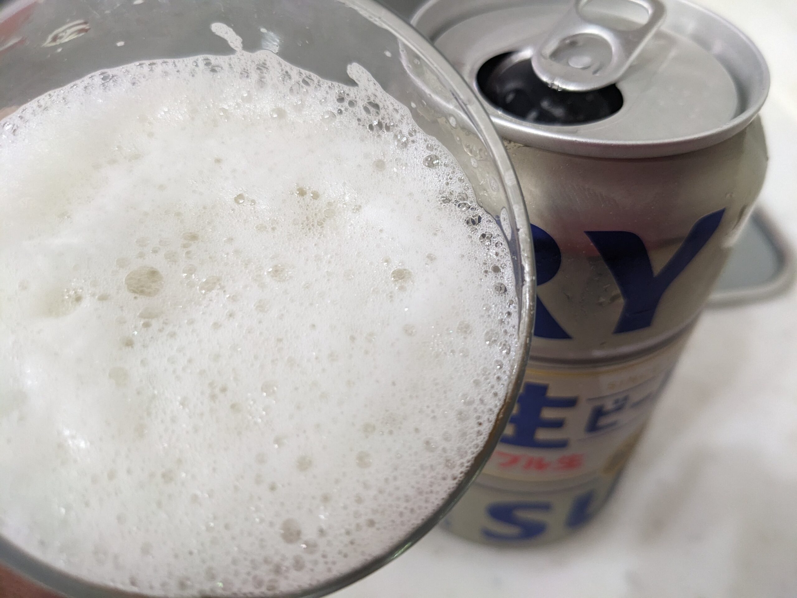 「サントリー生ビールトリプル生」を飲むところ