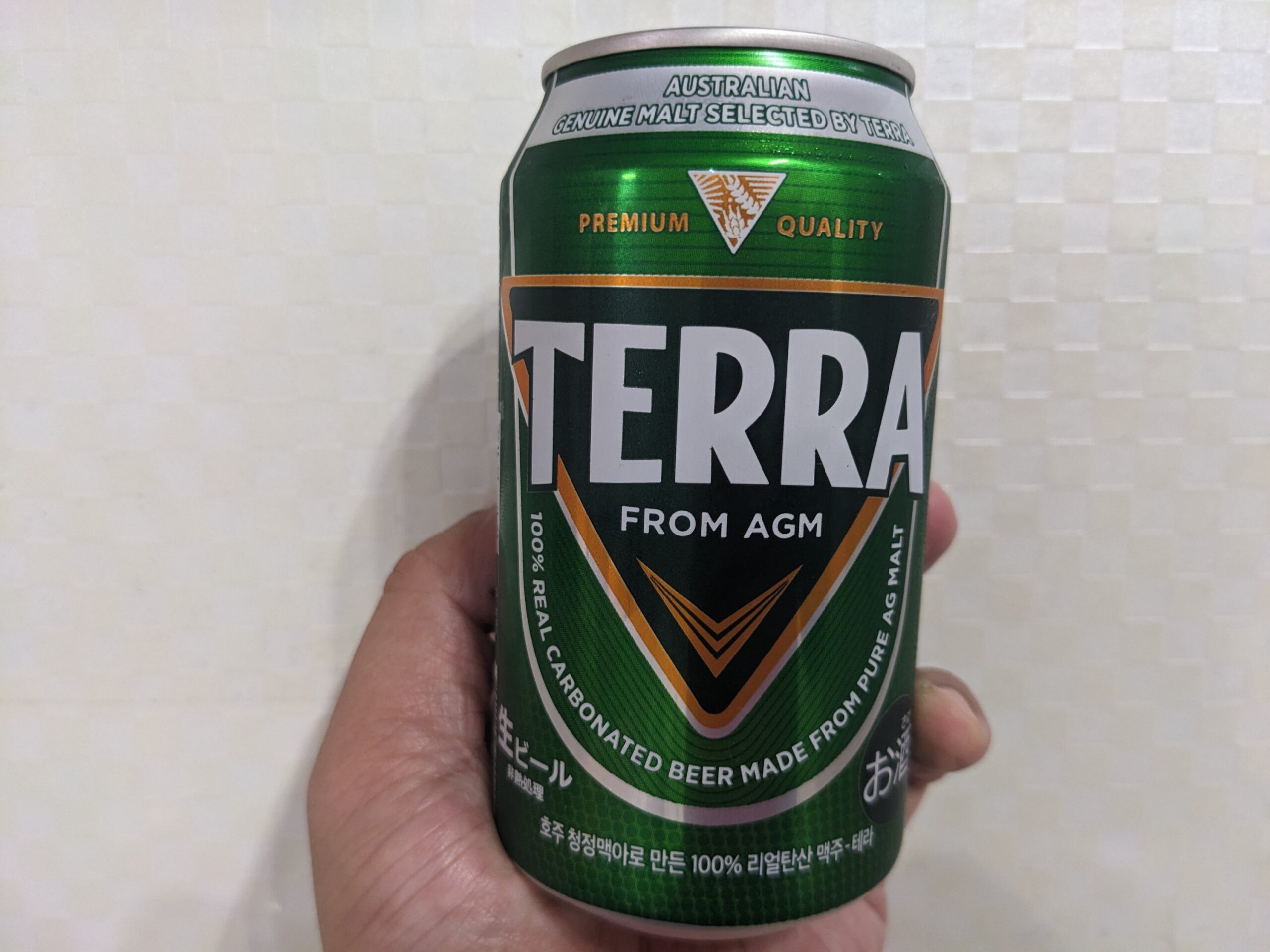 「TERRA(テラ)ビール」を手で持っているところ