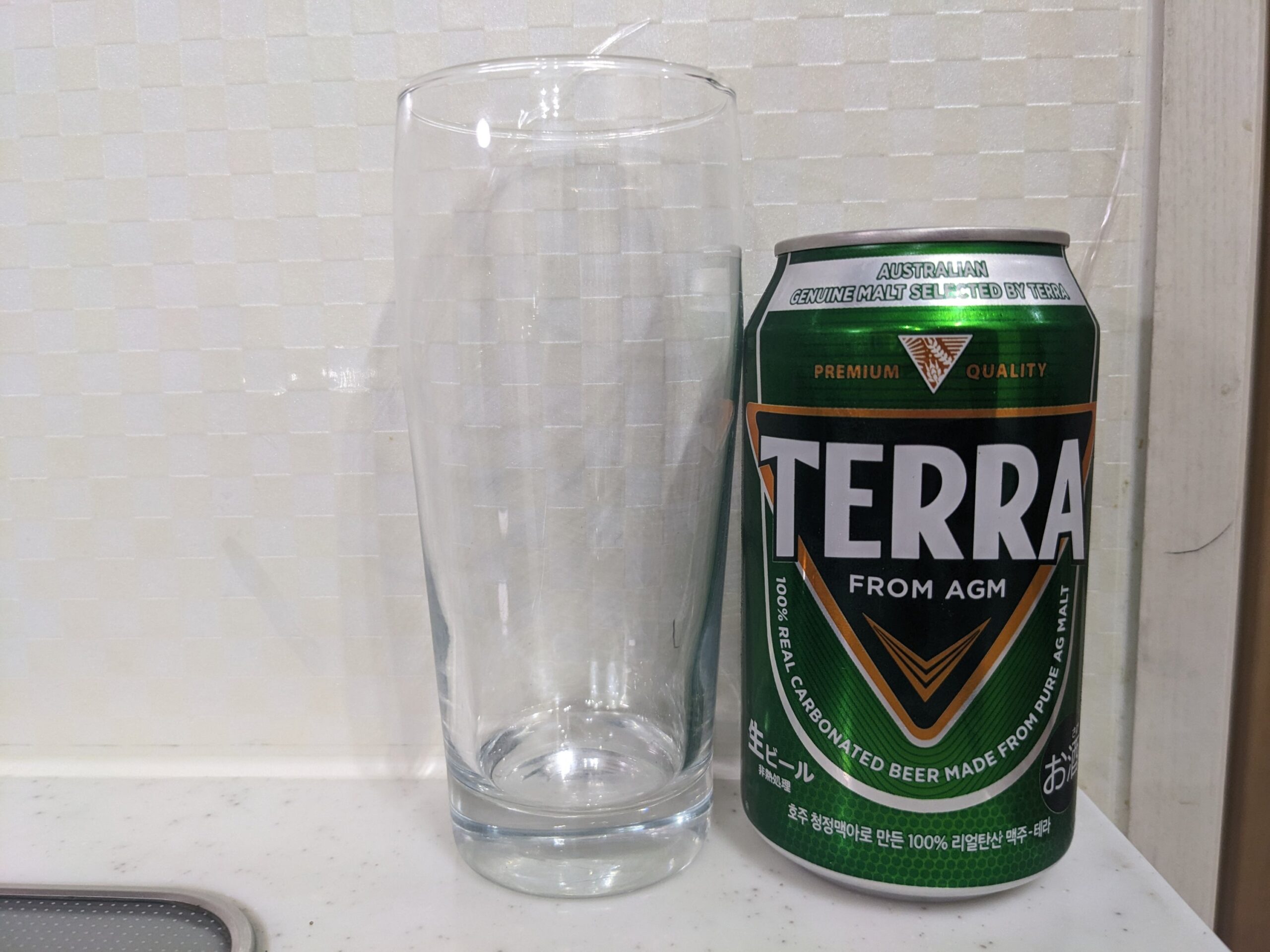 グラスと缶の「TERRA(テラ)ビール」