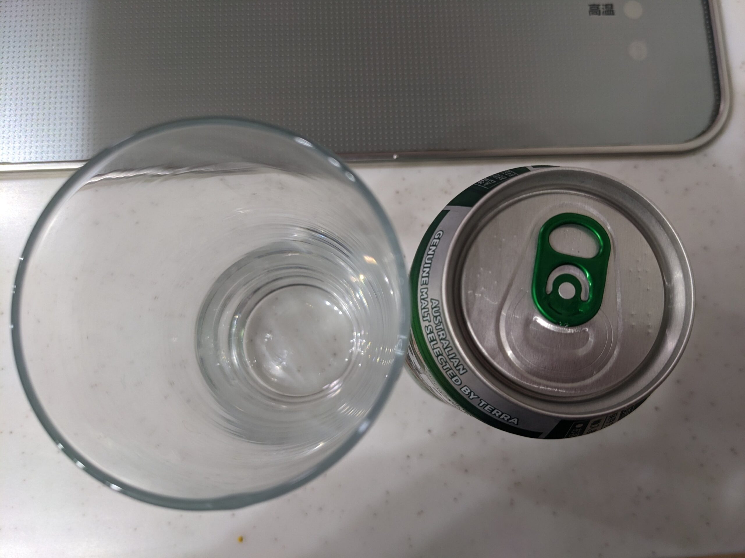 上から見たグラスと缶の「TERRA(テラ)ビール」